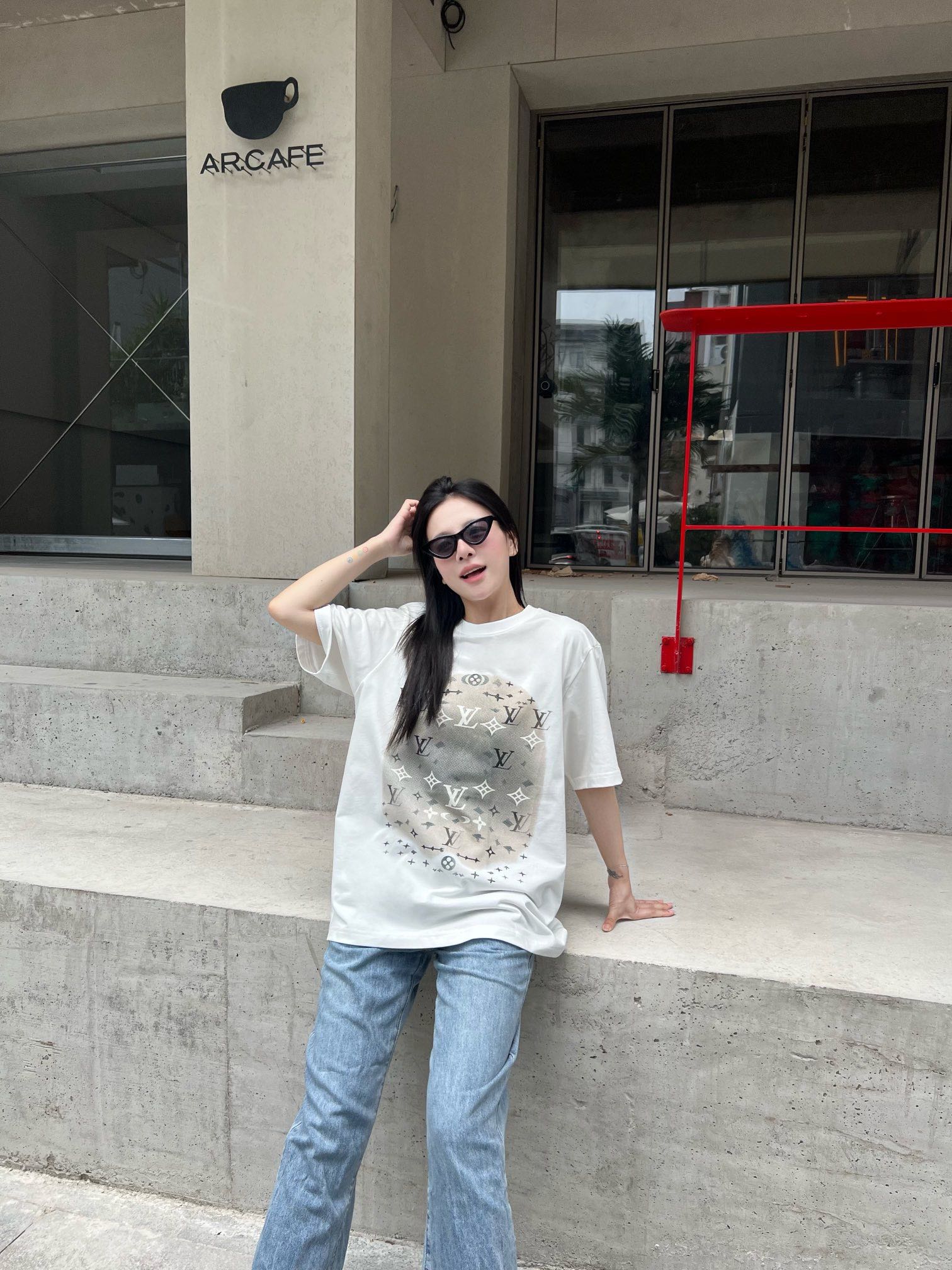 NO:515380,1V gradient graffiti classic presbyterian Ana* logo white short-sleeved T-shirt. The classic logo of the big V family is reappearing. The gradient design has once again set off a fashion craze. The large logo embellishment on the chest is full of BIGGER feel!  Customer-supplied knitted cotton fabrics have a solid and textured feel. This fabric is great to wear in autumn and winter. High-density fixed-woven fabrics are very thick. They are soft, comfortable and breathable, and have loose OS gallery cutting. The upper body shows fashionable and atmospheric texture. The hard fabric texture is huge. The iconic presbyterian logo on the front of the body is embellished with luxurious and luxurious identity. It is very luxurious and wearable directly on one side!  Color white Size XS-L, T-shirt,tees,t-shirt,alexander wang198609091V渐变涂鸦经典老花Ana*logo白色短袖T恤 大V家族经典标识老花重现,渐变色的设计再度掀起时尚热潮,胸前大幅logo点缀,满满的BIGGER感！ 客供针织棉面料,手感扎实有质感,这个面料秋冬季节穿着太棒了,高密度定织面料,非常厚实.着身柔软舒适透气,兼具宽松OS廊形裁剪,上身尽显时尚大气,硬挺的面料质感,巨显型.衣身正面标志性老花logo点缀,奢华贵气的身份加持,直接单穿都贵气十足！ 颜色白色 尺码XS-L,,T-shirt,tees，t-shirt,alexander wang,Men's clothing