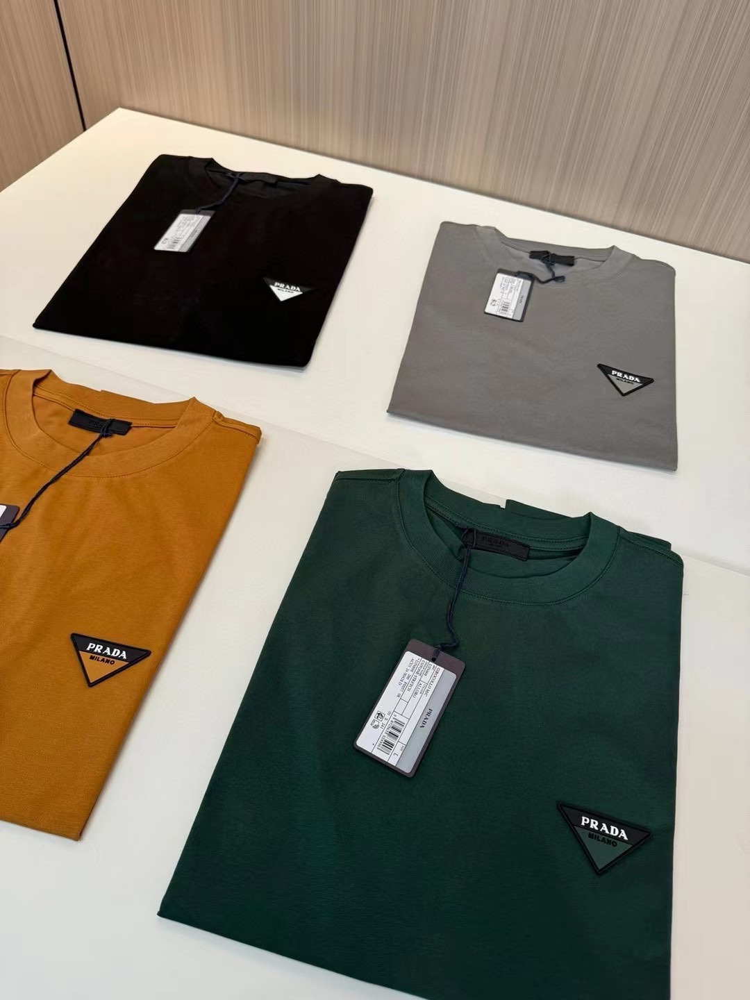 NO:450024,Prd Milano silicone badge logo short-sleeved T-shirt OS design and tailoring are both personalized and fashionable, creating the most elegant and simple fashionable short T-T!  Customer-supplied knitted cotton fabrics, with an extraordinary texture experience. They are known as the most suitable cotton fabric for summer. They are light and breathable, and have excellent comfort!  The fixed-woven ribbed neckline design is designed, and the flat fitting is not easy to deform. The chest PD Milano logo badge is still the same, sewn with rubber material to create an alternative luxury and fashionable atmosphere, becoming a new concept that breaks out of the cocoon!  Color black Orange Gray Dark Green Size XS-L Exclusive, T-shirt,tees, t-shirt,alexander wang19860909Prd Milano硅胶徽章标识短袖T恤 OS设计裁剪兼具个性时尚范儿,铸就最为优雅简约的时尚短T！ 客供针织棉面料,非同一般的质感体验,号称最适合夏季的棉质面料,轻盈透气,舒适感极佳！ 定织型罗纹领口设计,平整服贴不易变形.胸口PD Milano标识徽章依旧,采用橡胶材质缝制营造出另类的奢华时尚气息,成为破茧而出的新概念！ 颜色黑色 橙色 灰色 墨绿色 尺码XS-L 独家专供,,T-shirt,tees，t-shirt,alexander wang,Men's clothing