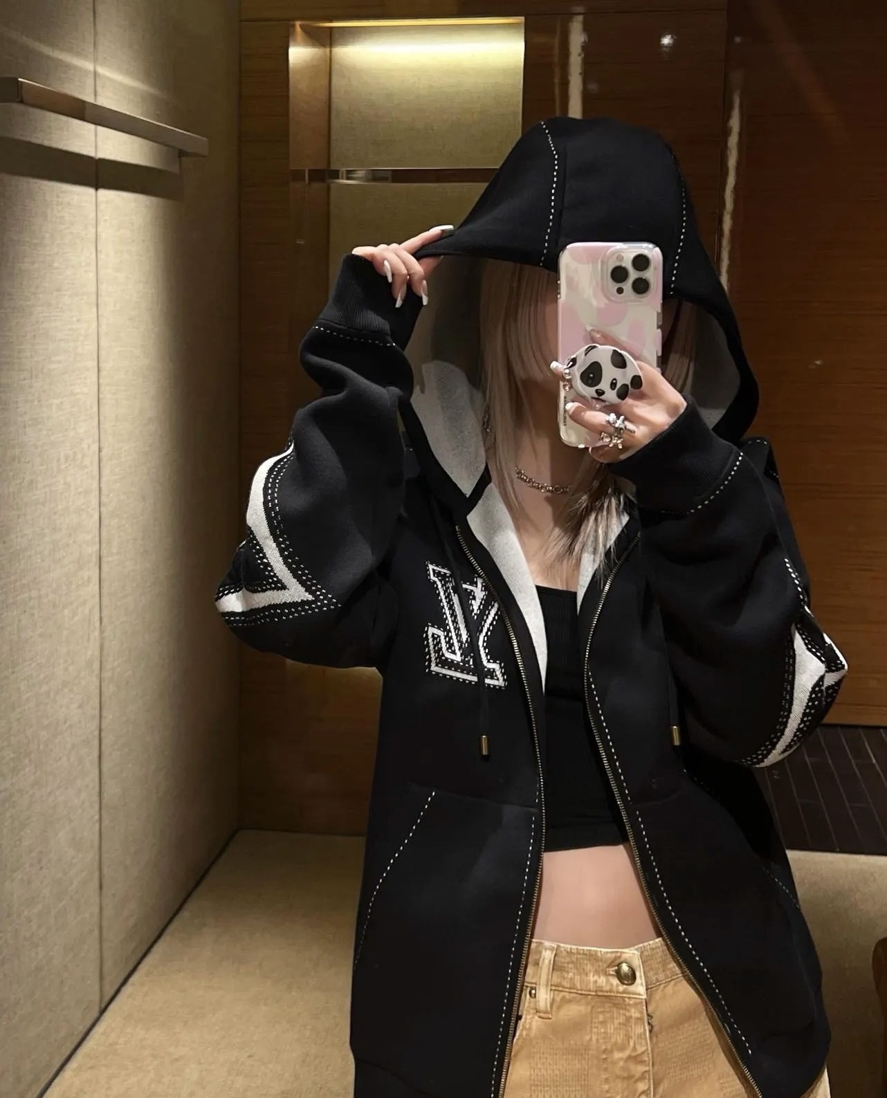 NO:529438,.1V inlay four-leaf clover zipper jacquard wool jacket uses 5s thick knitted pieces, the material weighs 120kg, the wool is fixed dyed yarn, the whole computer jacquard effect design is made of a loom imported from Germany, the process is really not simple... The whole piece is / super hanging / super elastic!  With a little silhouette, vertical texture on the surface of the fabric, the upper body is like a piece of paper!  In addition, the extremely difficult positioning jacquard on many parts of the body is full of big brand craftsmanship!  The presbyterian jacquard with double sleeves has a convex three-dimensional feeling, and the inside is embedded with 'cotton' and has a fluffy effect. The edges of the hat and the inside are hidden inside!  Keep the hat in a round shape!  Color black Size XS-L, Jackets & coats,hats,alexander wang19860909.1V嵌花四叶草拉链提花毛织外套 采用5s粗针织片,用料克重120kg,毛料定染纱线,整件电脑提花效果设计由德国进口织机挂毛色织而成,工艺真的不简单… 整件是/超垂/超高弹的！带一点点廓形 面料表面竖纹路肌理 上身就是“纸片”！加上全身多处超高难度的定位提花 大牌工艺拉满！双袖的老花提花,有凸起来立体感的,里面是内嵌“棉花” 是有蓬松的效果,帽子的边缘,内里是有抽绳隐藏在里面的！ 保持帽子维持一个圆滚滚的造型！ 颜色黑色 尺码XS-L,,jackets & coats,hats,alexander wang,Men's clothing