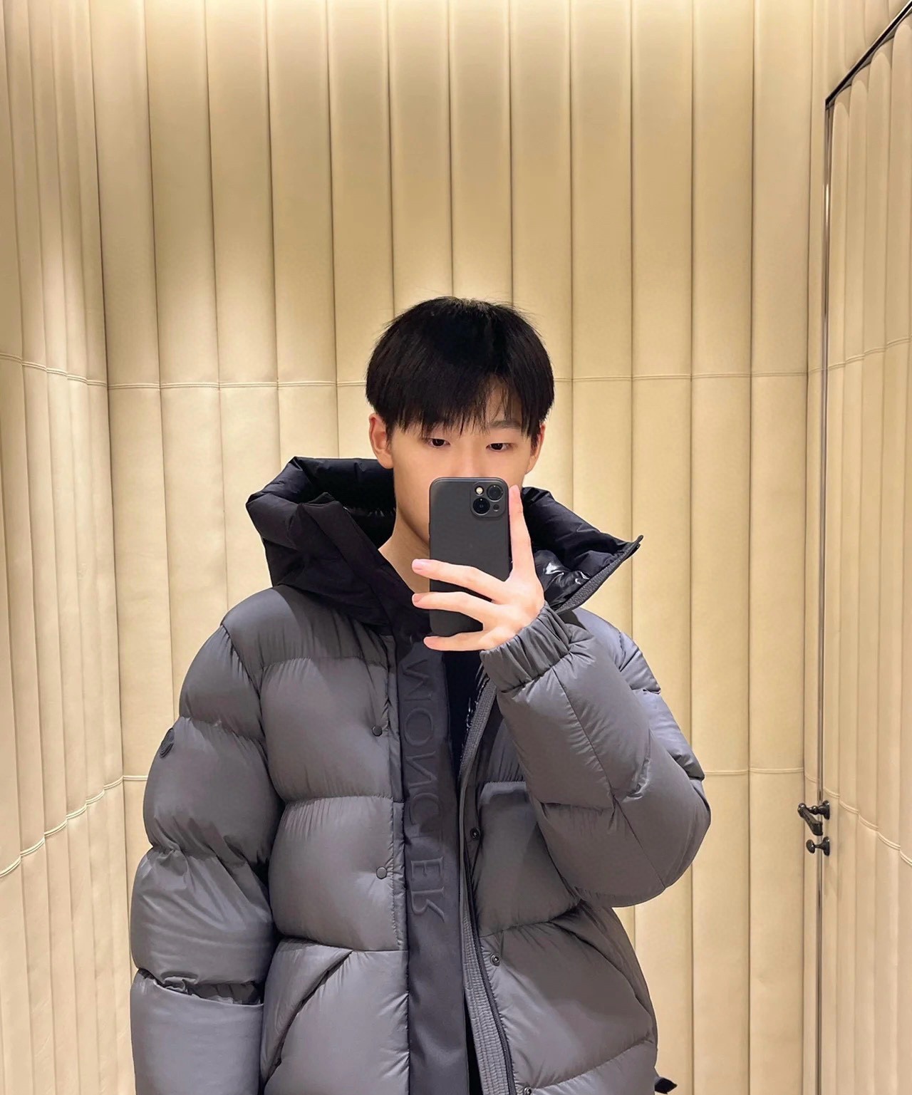 羽绒服-。 MC黑武士冬季爆款羽绒服 短款羽绒服浮雕门禁羽绒服面包服！磨砂利落色彩与剪裁打造干练姿态，身