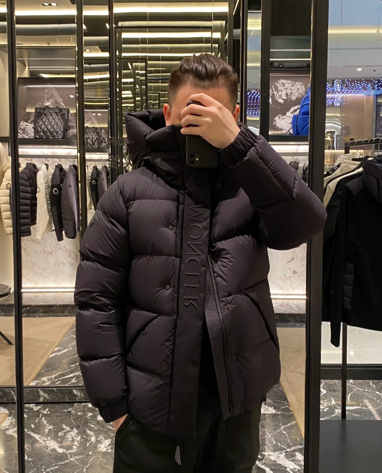 羽绒服-。 MC黑武士冬季爆款羽绒服 短款羽绒服浮雕门禁羽绒服面包服！磨砂利落色彩与剪裁打造干练姿态，身