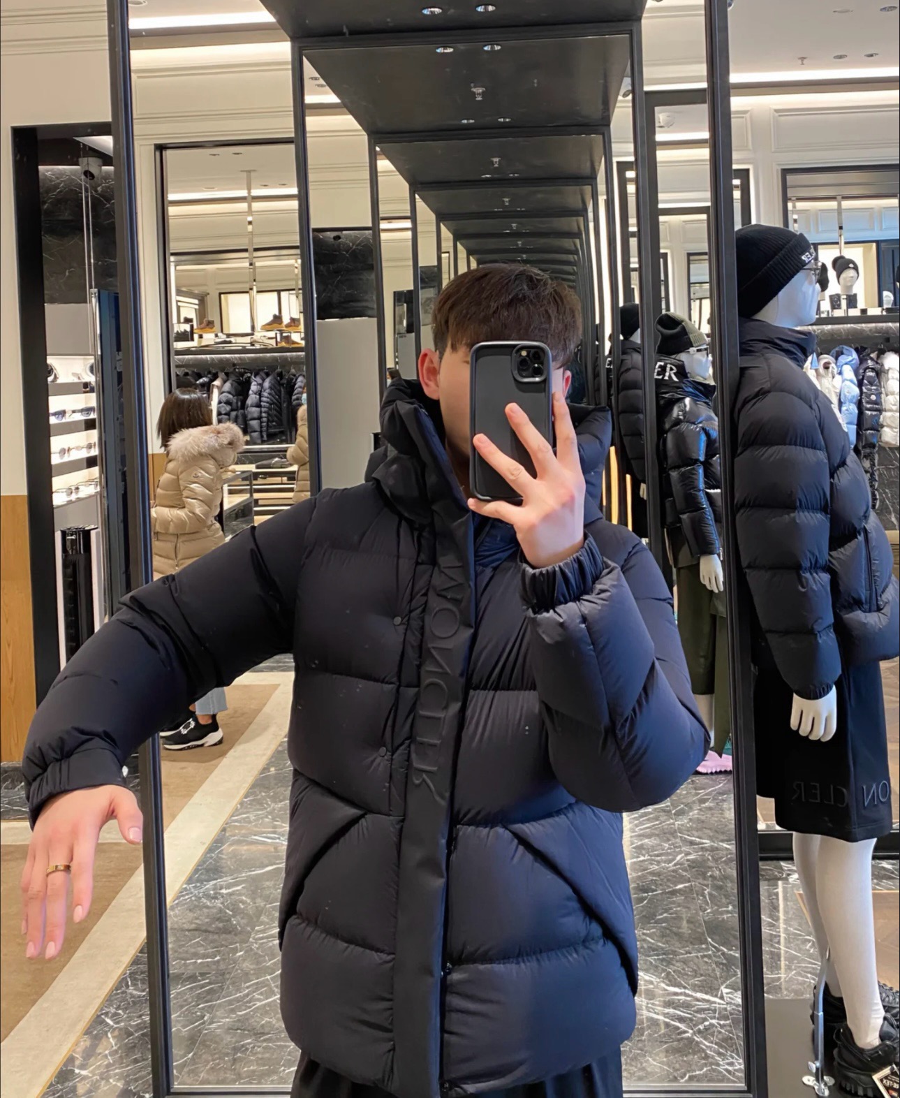 羽绒服-。 MC黑武士冬季爆款羽绒服 短款羽绒服浮雕门禁羽绒服面包服！磨砂利落色彩与剪裁打造干练姿态，身