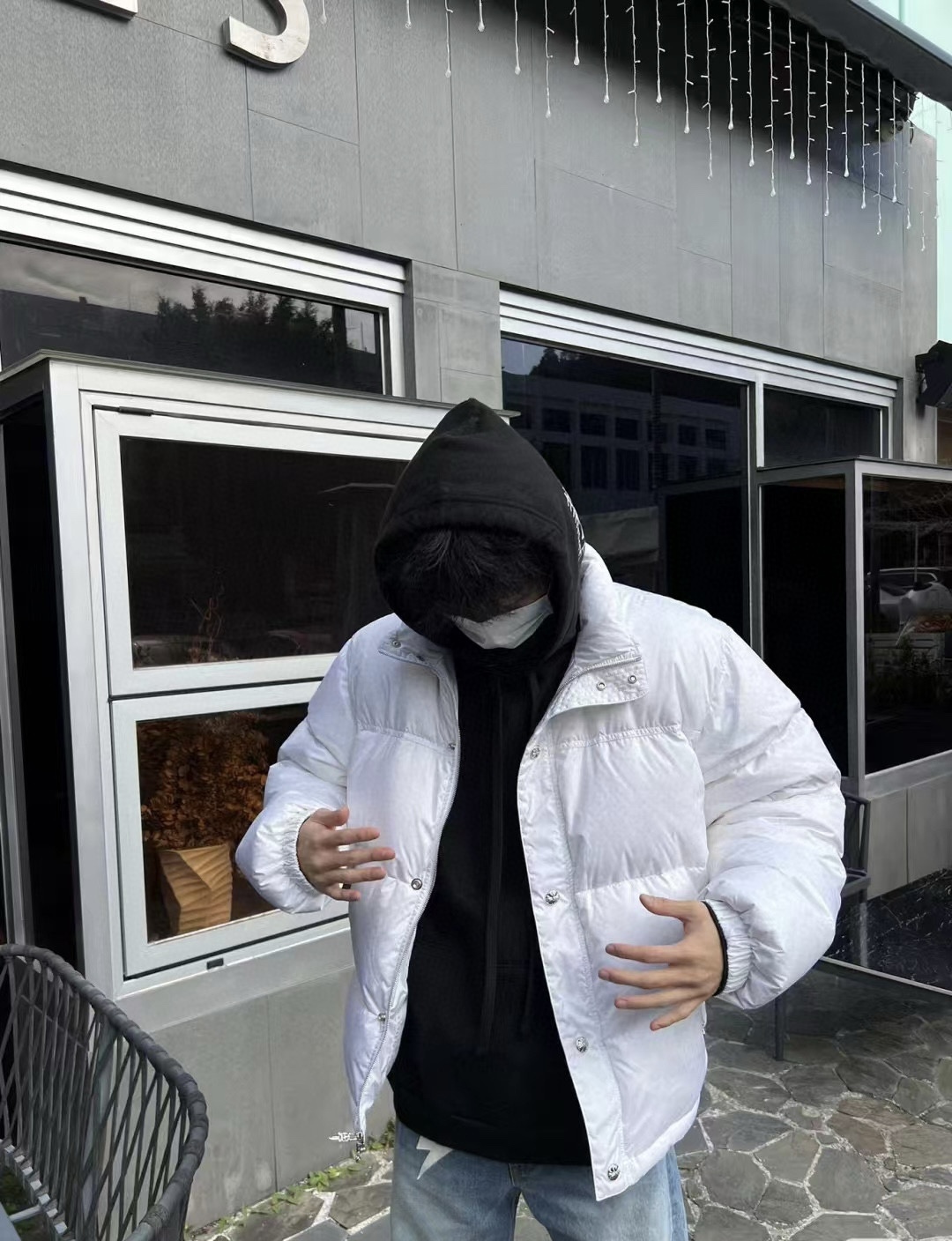 NO:524900,Down jacket -. CH Croxin dark pattern silver buckle down jacket jacket uses imported nylon printed dark pattern fabric, high neckline protects against wind and keeps warm, black and gray, and the resolution of different equipment has different color differences in distance and nearness.  The double-layer inner liner prevents drilling velvet and has excellent warmth. It has a grid-mounted cut, double-baler zipper and snap buttons, and a genuine leather main logo is hand-sewn. Every detail reveals low-key luxury. The top version has an internal charge of about 380 grams. The national standard 90 white gooseberry is fluffy and warm. It feels good. The upper body is not bloated and can be controlled at will. The style is restored!  All kinds of hardware and auxiliary materials are customized and opened with molds, oxidized and used!  Color white, fluorescent green, blue, gray black, dark green Size S-XL, Chrome hearts, jackets & coats, down jacket, alexander wang19860909羽绒服-. CH克罗心 暗纹银扣羽绒服外套 采用进口尼龙印花暗纹面料,高领口防风御寒保暖,黑色实物为黑灰色 不同设备远近分辨率有所色差泛藏青！ 双层内胆防止钻绒,保暖性极佳,对格对位裁剪,双门襟拉链加按扣 手工缝制真皮主标. 每一个细节都透露出低调的奢华,顶级版本 内充380克左右 国标90白鹅绒 蓬松保暖 手感好 上身不臃肿随意驾驭 版型还原！ 各种五金辅料十字架拉链全部订制开模 氧化做旧！ 颜色白色,荧光绿,蓝色,灰黑色,墨绿 尺码S-XL,,chrome hearts,jackets & coats,down jacket,alexander wang,Men's clothing