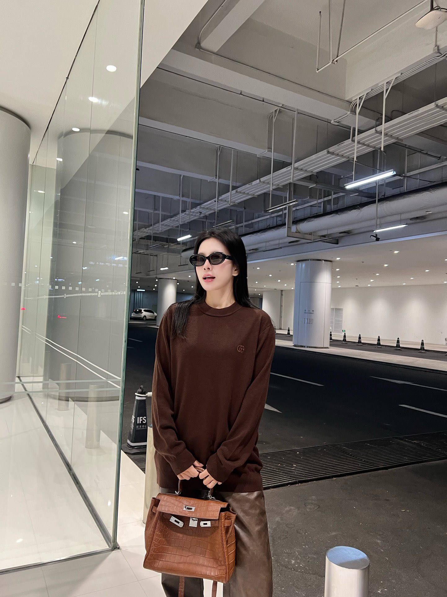 NO:524889,GUC high-end GG wool knitted pullover sweater is a comfortable and beautiful classic item, GU24FW new Maillard color knitted pullover, a basic and versatile style for men and women. Customer-supplied super fine wool yarn needle Stoll CNC woven, with no doubt about soft touch and warmth. The wool texture is within reach and you can confirm it. The characteristics of the overall texture create a super soft and delicate feel, and the texture is even more different from traditional wool. The embroidery pattern on the chest is embroidered with gold-brown GG logo, full three-dimensional and exquisite embroidery details, highlighting the theme elements of this season. Loose OS style cut, neat and elegant on the upper body, fashionable and stylish. Color brown Size S-L, gucci, sweaters, alexander wang19860909GUC高级咖GG羊毛针织套头毛衣 舒服又好看的一款经典单品,GU24FW新款美拉德色系针织套头衫,基础百搭的男女同款. 客供超精细羊毛纱线正针Stoll数控机织而成,柔触性和保暖性毋庸置疑.毛料感是触手可及的任你证实.整体肌理的特性营造了超柔软细腻的手感,质感更是区别于传统羊毛.胸前金棕色GG徽标刺绣图案点缀,饱满立体精致的刺绣细节,突显出本季主题元素.宽松OS版型裁剪,上身利落大方,时尚有型. 颜色咖啡色 尺码S-L,,gucci,sweaters,alexander wang,Men's clothing