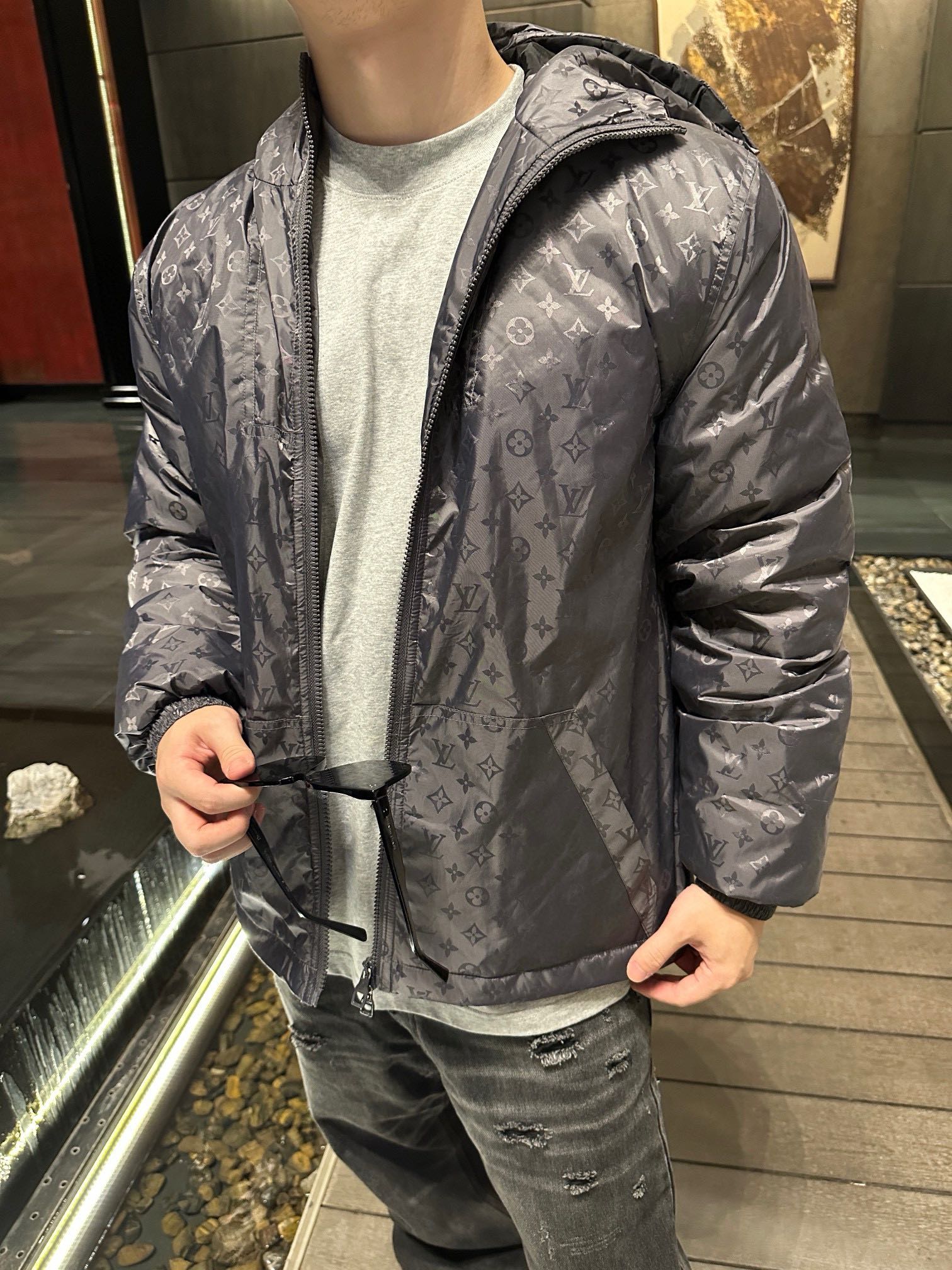 NO:537155,Down jacket -. 1V autumn and winter new old-fashioned down jacket jacket adopts loose tailoring style, aiming to interpret the brand's iconic elements. The whole body is decorated with printed patterns, with strong visual impact effect and distinct recognition. The thickness is moderate and the warmth is superior, giving you the best wearing experience in winter!  Color black light gray dark gray Size S-XL,,jackets & coats,down jacket,alexander wang19860909羽绒服-. 1V秋冬新款老花满印羽绒服外套 采用宽松的剪裁样式,旨在倾力诠释品牌标志性元素,衣身全幅饰有印花图案,视觉冲击效果极强,辨识度鲜明.厚度适中,保暖性优越,给你在冬天带来最佳的穿着体验！ 颜色黑色 浅灰 深灰 尺码S-XL,,jackets & coats,down jacket,alexander wang,Men's clothing