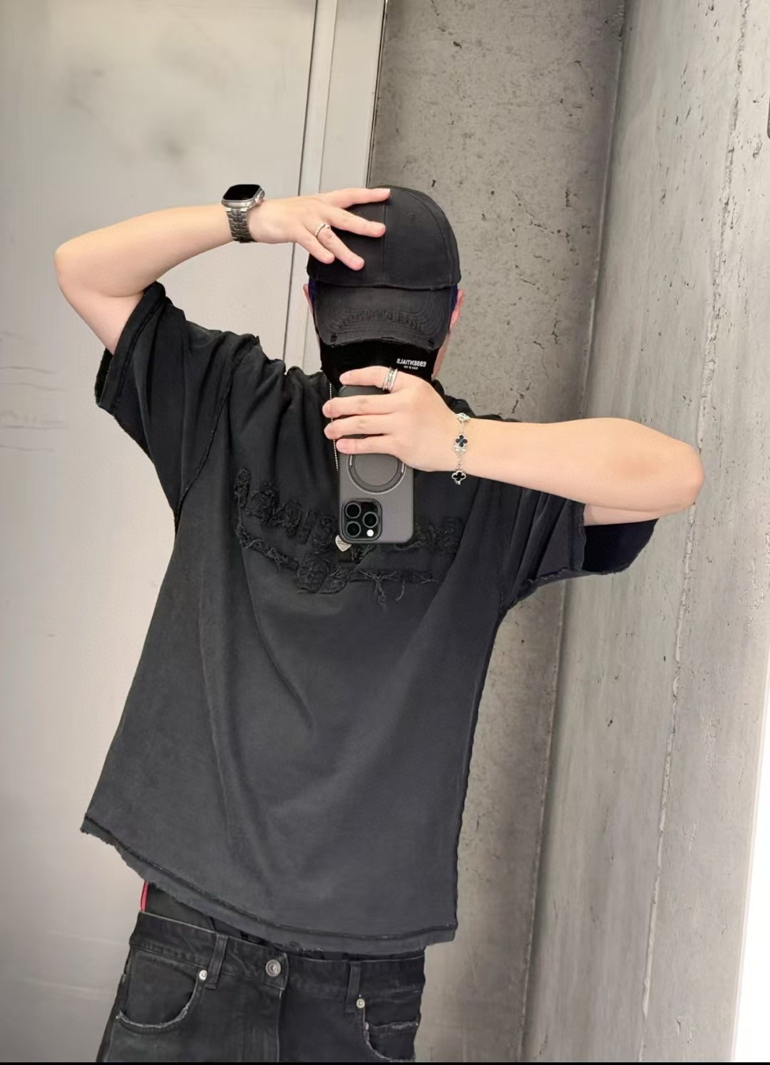 NO:162654,BLCG Paris patch embroidered short-sleeved T-shirt. Couple suit T-shirt on the back. Fixed woven and dyed double yarn 32s260g Paris cotton material. The unique 320g cross thread neckline is equipped with patch embroidery technology. The whole line is straight and delicate, the fabric is comfortable and soft, and the color is consistent and there is no color difference. It can be matched with the same style to create a fashionable look, control various occasions, customize auxiliary materials, the same style for men and women!  Color blue black Size XS-L Exclusive, T-shirt,tees, t-shirt,alexander wang19860909BLCG巴黎贴布刺绣短袖T恤.反面穿情侣装T恤.定织定染双纱32s260克巴黎棉料 配套独有的320克十字螺纹领口 采用贴布刺绣工艺 田岛绣花机绣花 整体走线平直细腻,面料舒适柔软,颜色一致无色差 能与同款搭配营造时尚造型,驾驭各种场合,定制辅料,男女同款！ 颜色蓝色 黑色 尺码XS-L 独家专供,,T-shirt,tees，t-shirt,alexander wang,Men's clothing