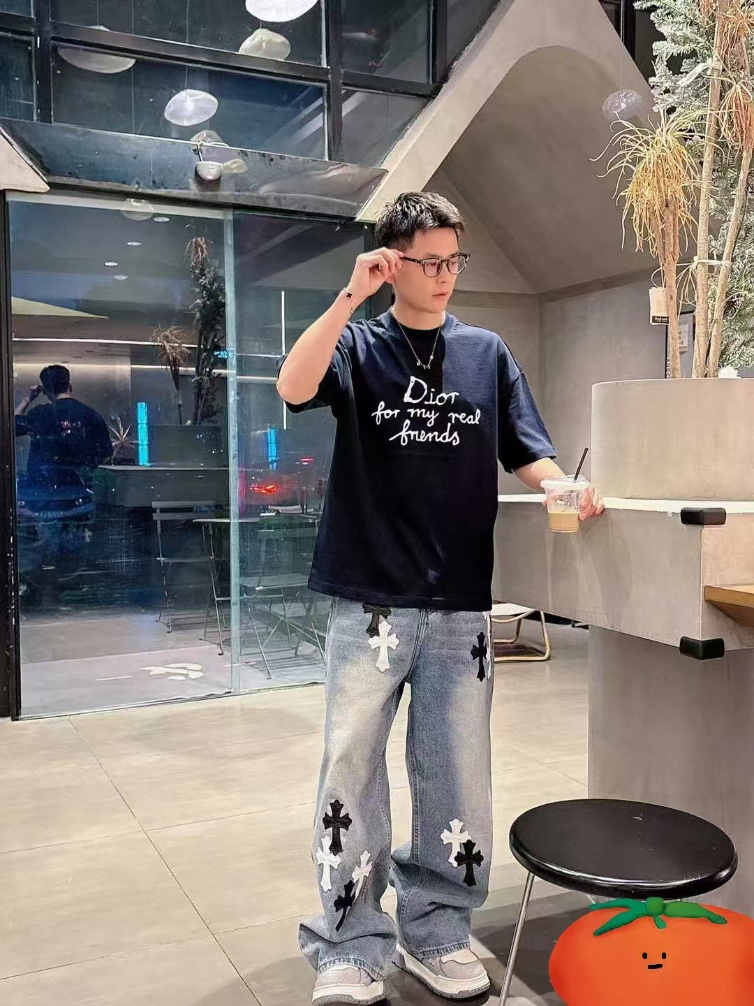 NO:127628,DR Friends Letter Embroidery Round Neck Short Sleeve T-shirt Cotton jersey fabric, the fabric is light and flat and hard. It has good breathability, softer, delicate, and has a good gloss. The joint series logo chain embroidery, chain embroidery is named after its embroidery visual effect is like a chain, and it is shaped like a chain buckle on a chain, commonly known as chain embroidery, also known as chain embroidery. It combines the needle method of chain embroidery with the material of fine wool to create an embroidery with a chain-like texture and three-dimensional effect. The full-piece positioning and washing water hole design, and each wear is purely hand-made, so that the natural wear of the fabric reaches the most harmonious visual effect. After washing water through stone, it can present a strong retro atmosphere. Color navy blue white Size XS-L,, T-shirt,tees, t-shirt,alexander wang19860909DR朋友字母刺绣圆领短袖T恤 棉质平纹针织面料,织物较为轻薄且平整硬挺.具有良好的透气性,更加柔软、细腻,且具有较好的光泽度. 联名系列标志锁链刺绣,锁链绣因其绣品视觉效果似链条而得名,形状像一个个链条上的链扣,俗称锁链绣也叫链目绣.它将锁链绣的针法与细毛线的材质相结合,创造出具有链条般肌理与立体效果的绣品. 全件定位洗水破洞设计,每一处磨损处纯手工打造,使面料的自然磨损达到最和谐的视觉效果,通过石磨洗水后能够呈现出浓郁的复古气息. 颜色海军蓝 白色 尺码XS-L,,T-shirt,tees，t-shirt,alexander wang,Men's clothing