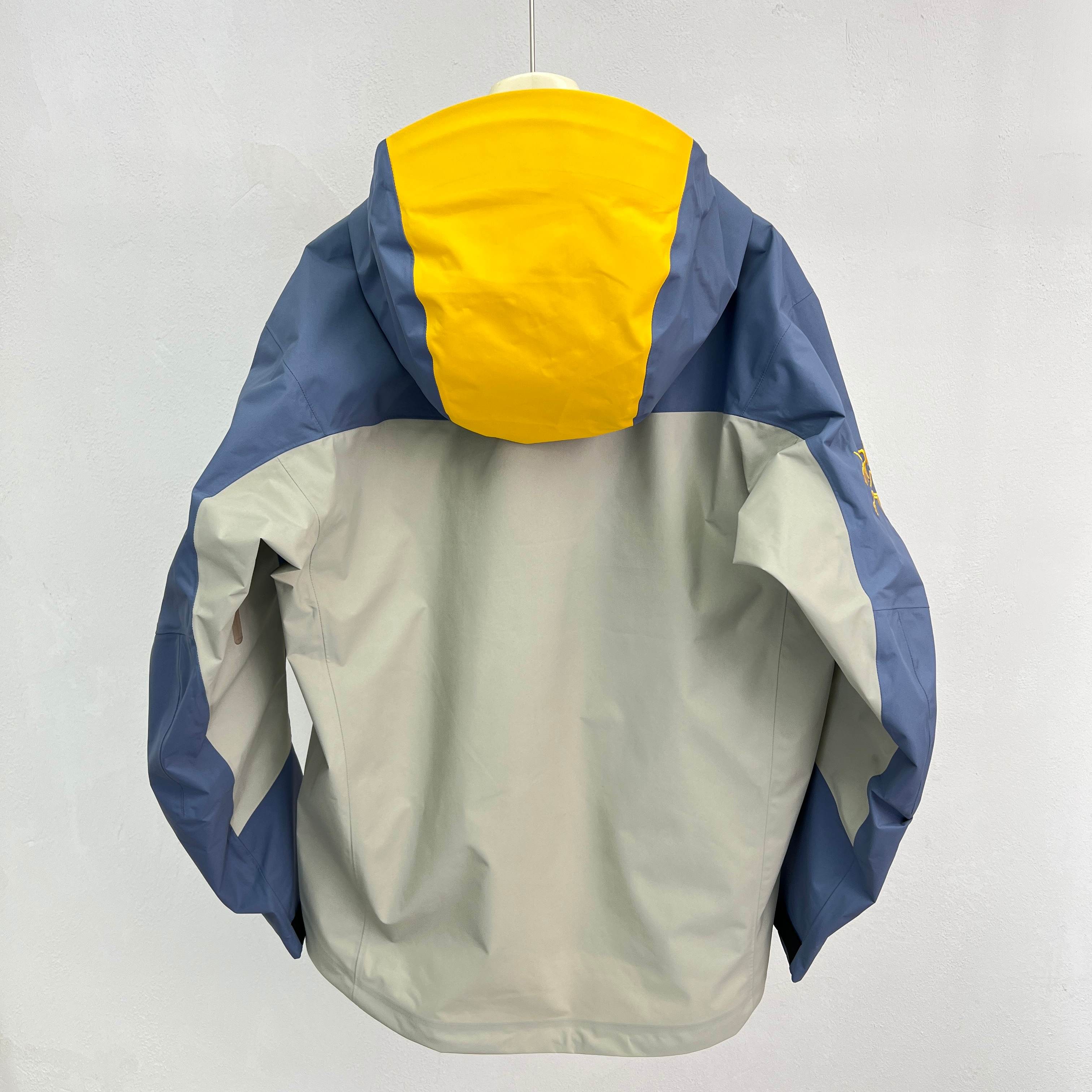Arc'teryx Alpha SV LNY Chaqueta Impermeable Edición Limitada Año de la Serpiente 4 a1740807429410 4784