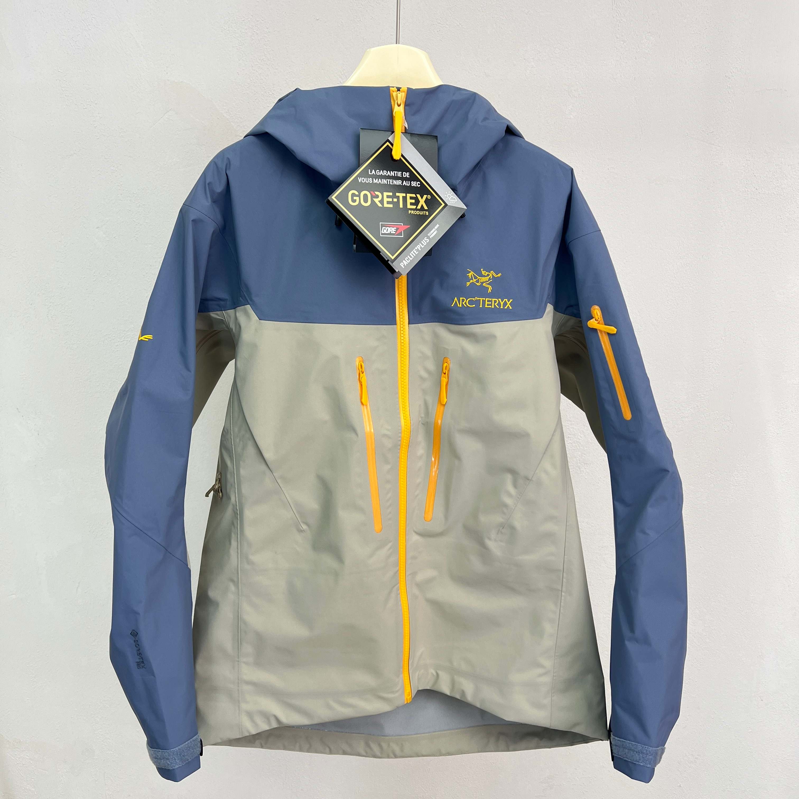 Arc'teryx Alpha SV LNY Chaqueta Impermeable Edición Limitada Año de la Serpiente 3 a1740807429418 8127
