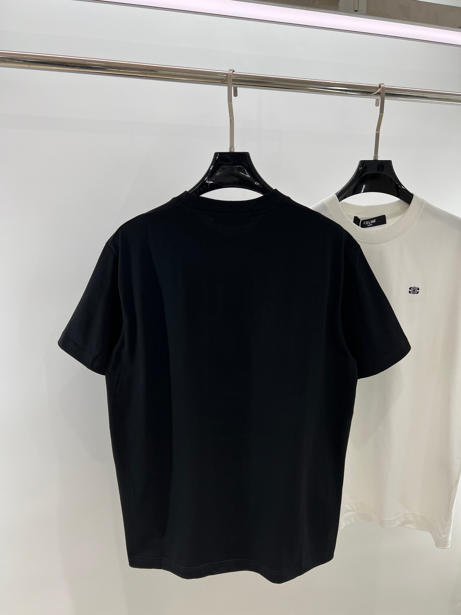  CE凯旋门经典小标刺绣短袖T恤 
 最爱这种经典小标，简简单单的，上身特干净。搭配上更是毫不费力，随意