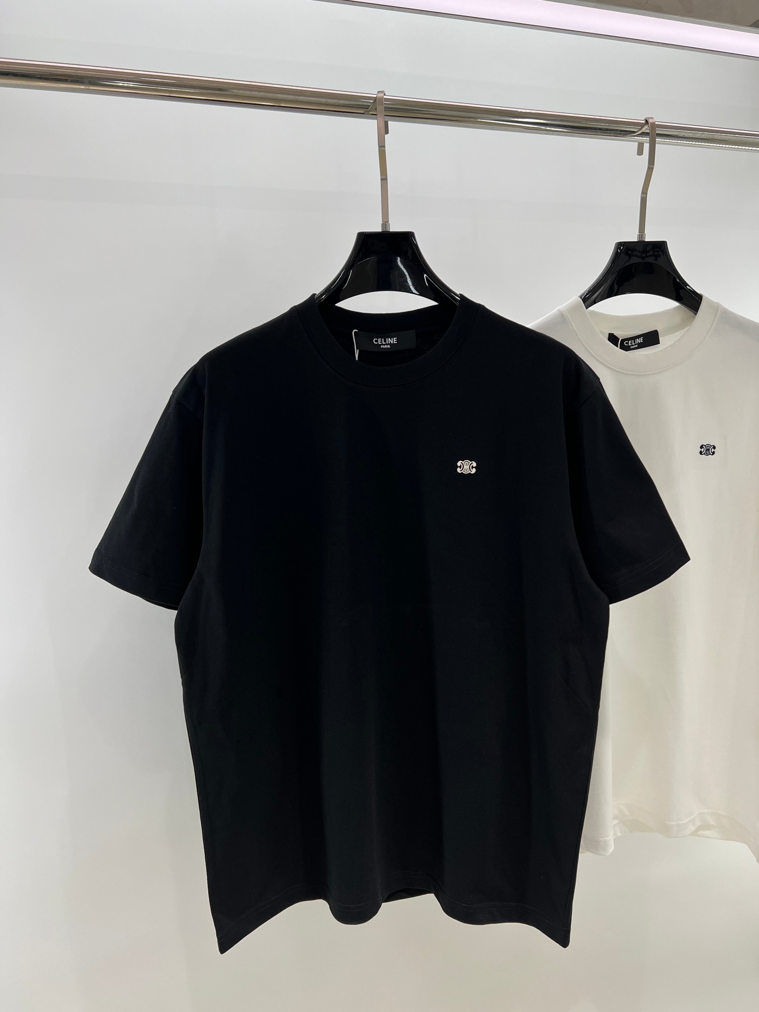  CE凯旋门经典小标刺绣短袖T恤 
 最爱这种经典小标，简简单单的，上身特干净。搭配上更是毫不费力，随意