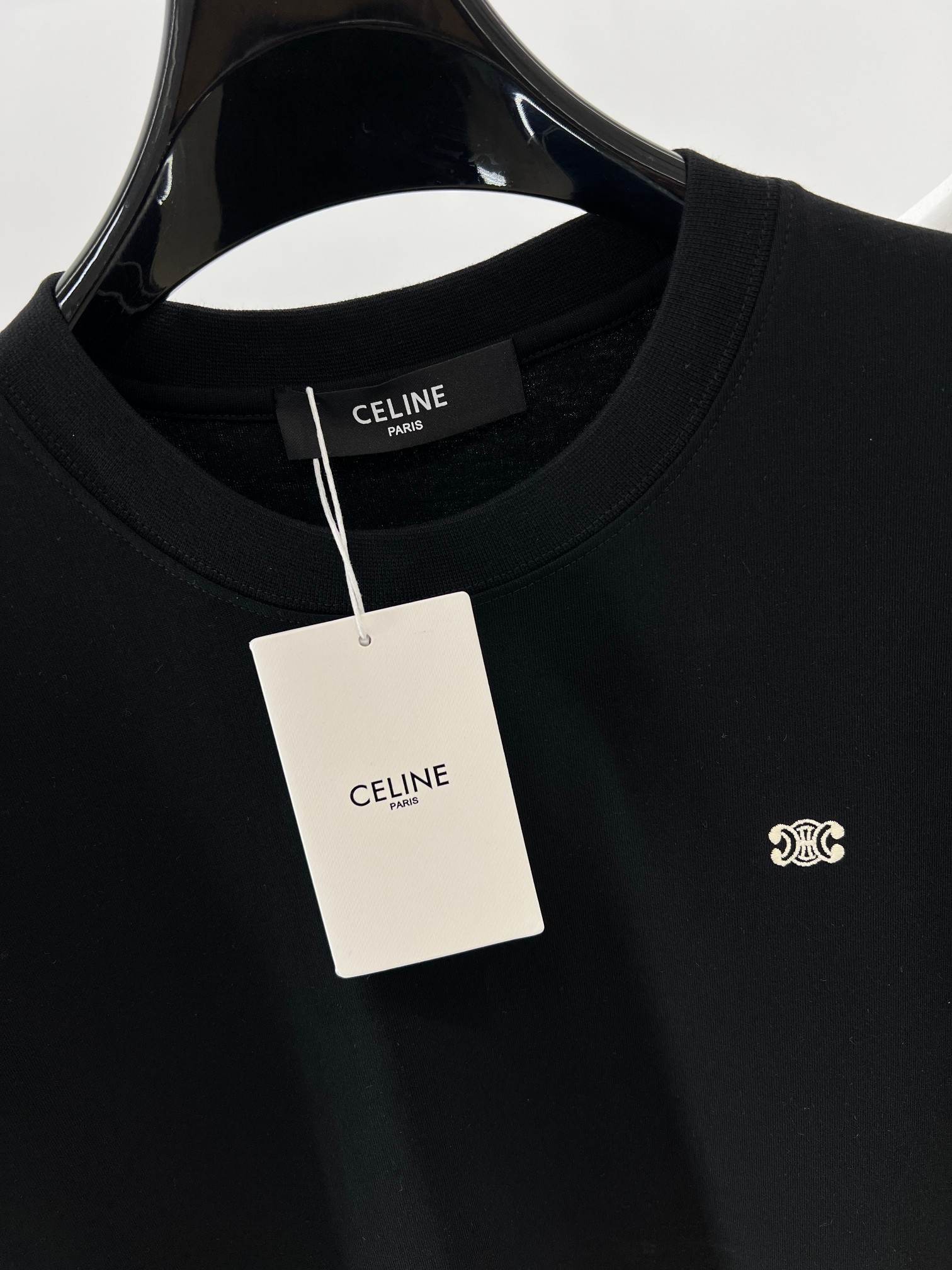  CE凯旋门经典小标刺绣短袖T恤 
 最爱这种经典小标，简简单单的，上身特干净。搭配上更是毫不费力，随意