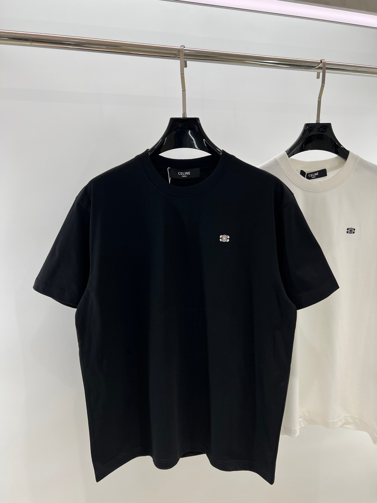  CE凯旋门经典小标刺绣短袖T恤 
 最爱这种经典小标，简简单单的，上身特干净。搭配上更是毫不费力，随意