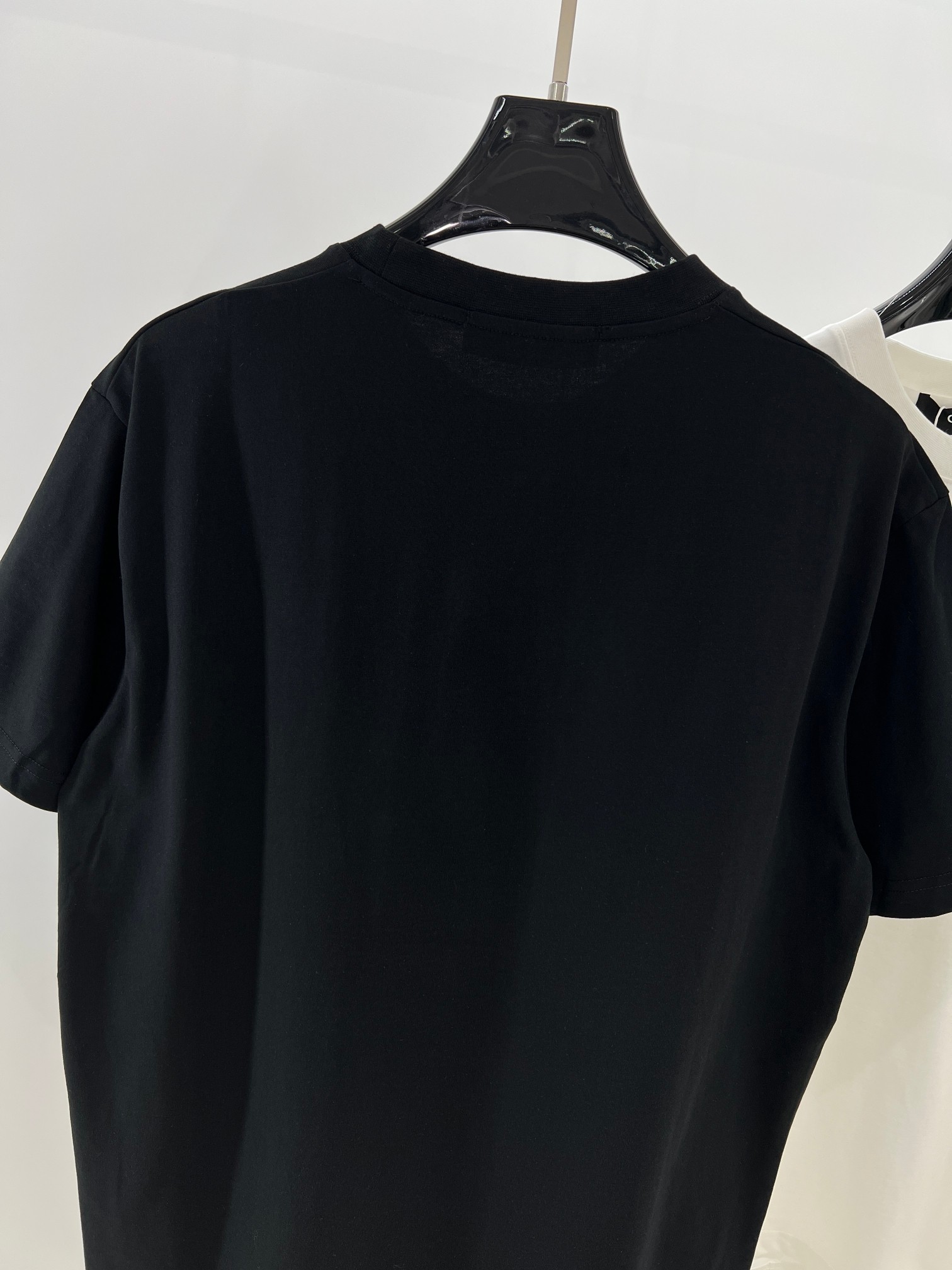  CE凯旋门经典小标刺绣短袖T恤 
 最爱这种经典小标，简简单单的，上身特干净。搭配上更是毫不费力，随意