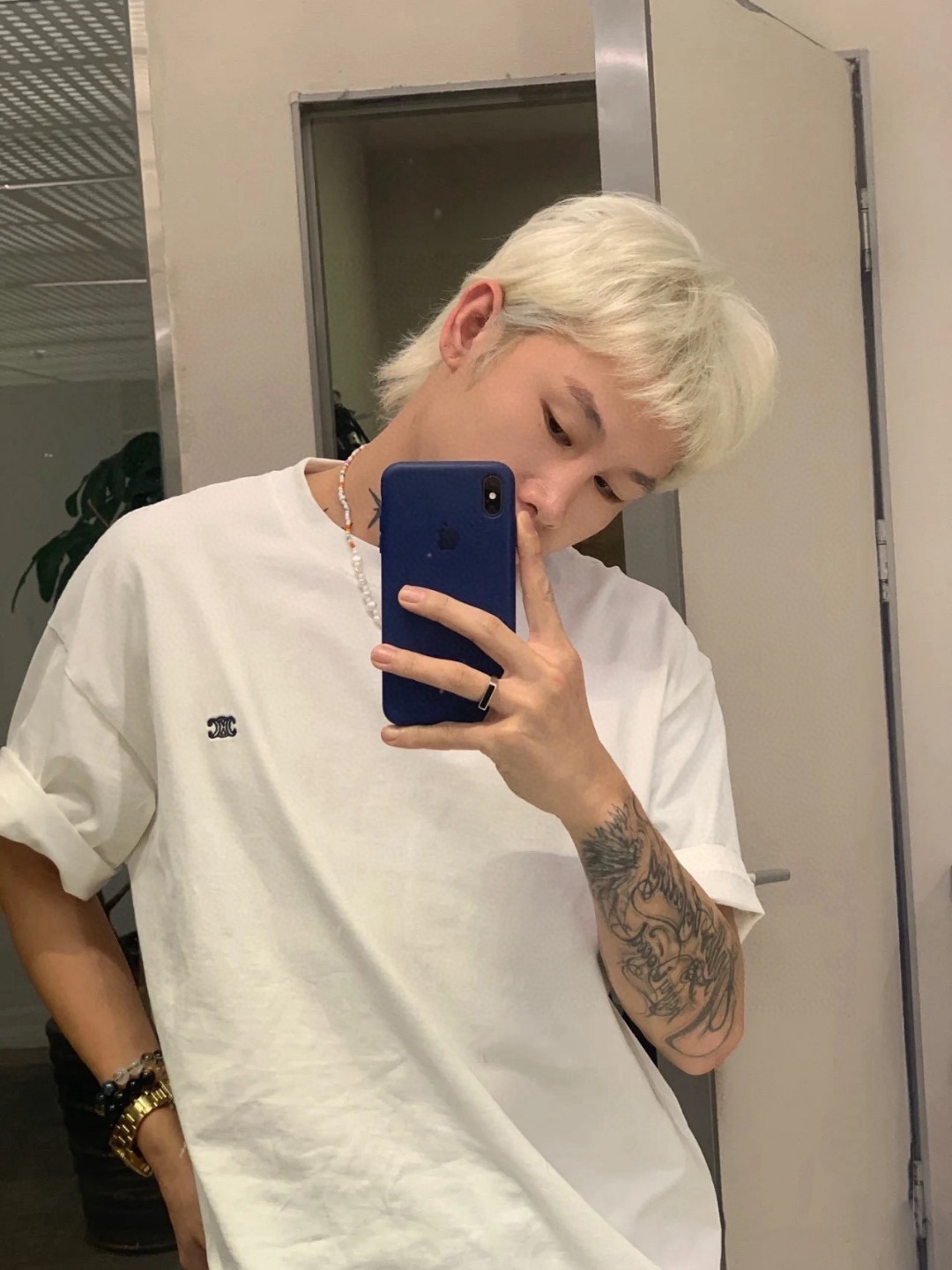  CE凯旋门经典小标刺绣短袖T恤 
 最爱这种经典小标，简简单单的，上身特干净。搭配上更是毫不费力，随意