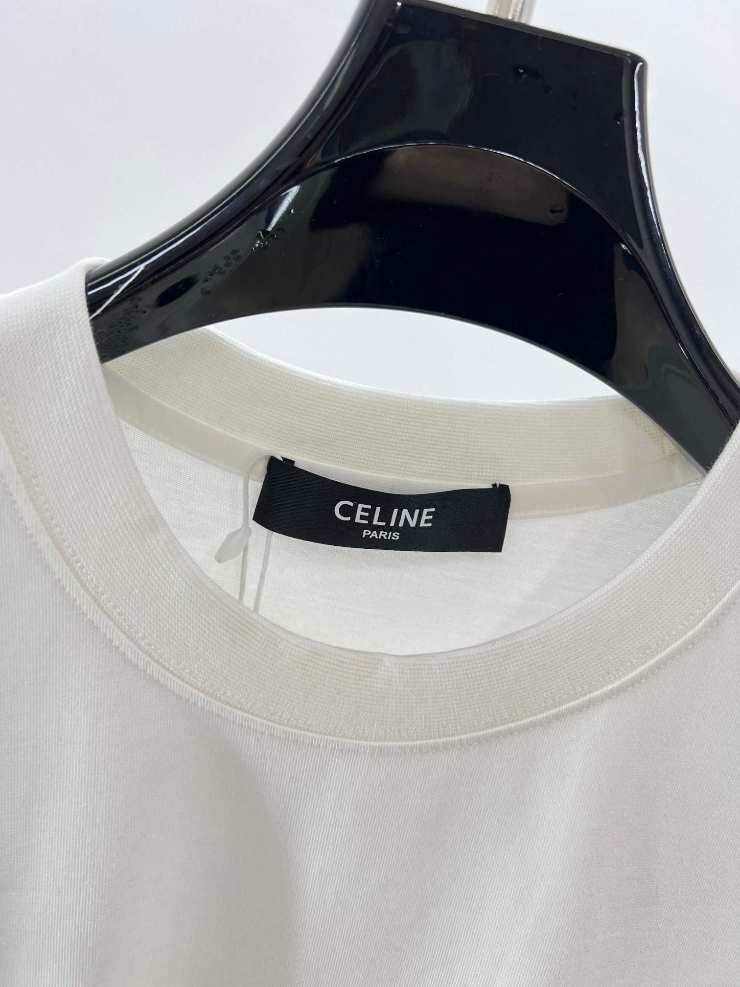  CE凯旋门经典小标刺绣短袖T恤 
 最爱这种经典小标，简简单单的，上身特干净。搭配上更是毫不费力，随意