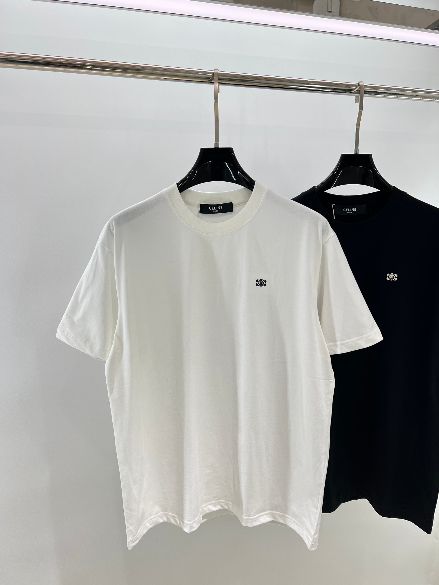  CE凯旋门经典小标刺绣短袖T恤 
 最爱这种经典小标，简简单单的，上身特干净。搭配上更是毫不费力，随意