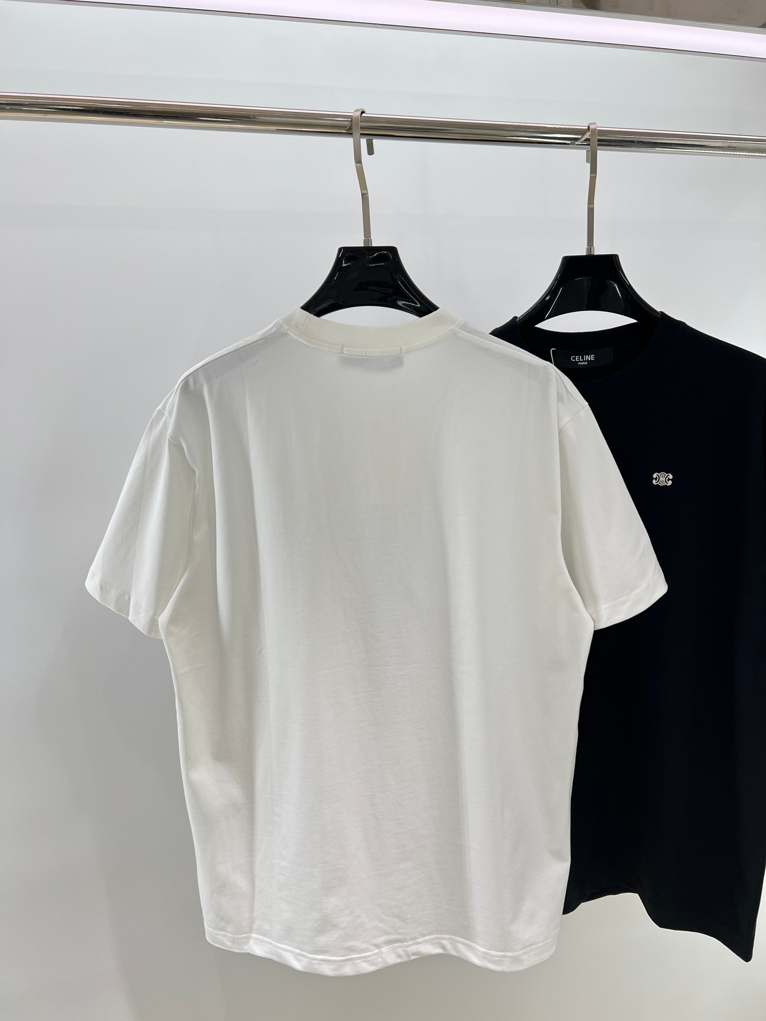  CE凯旋门经典小标刺绣短袖T恤 
 最爱这种经典小标，简简单单的，上身特干净。搭配上更是毫不费力，随意