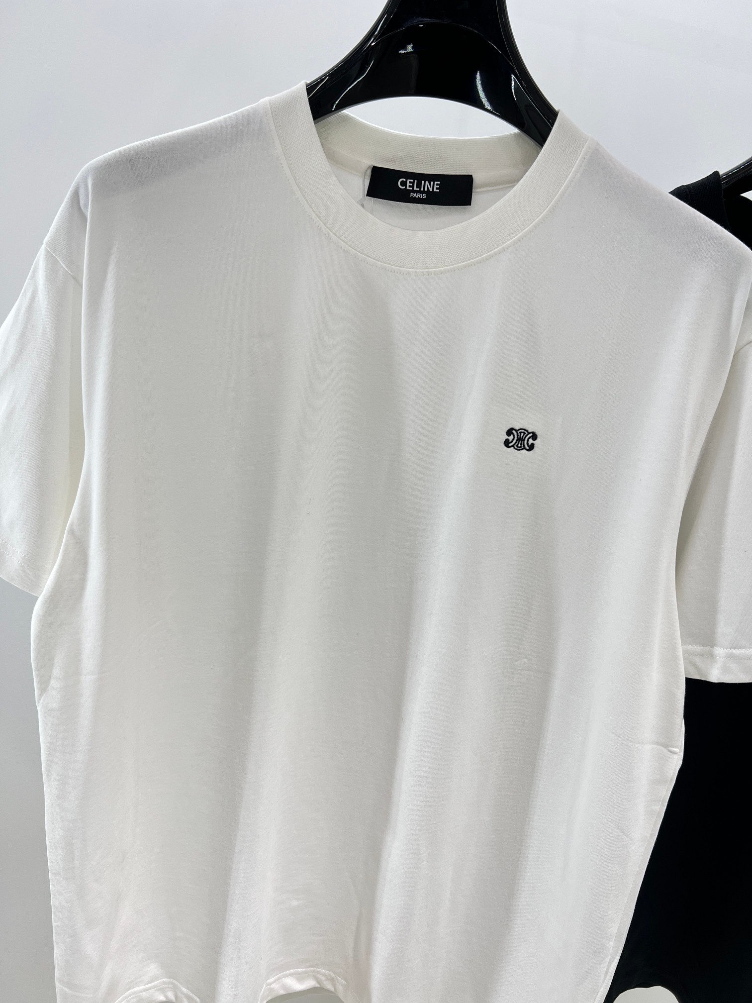  CE凯旋门经典小标刺绣短袖T恤 
 最爱这种经典小标，简简单单的，上身特干净。搭配上更是毫不费力，随意