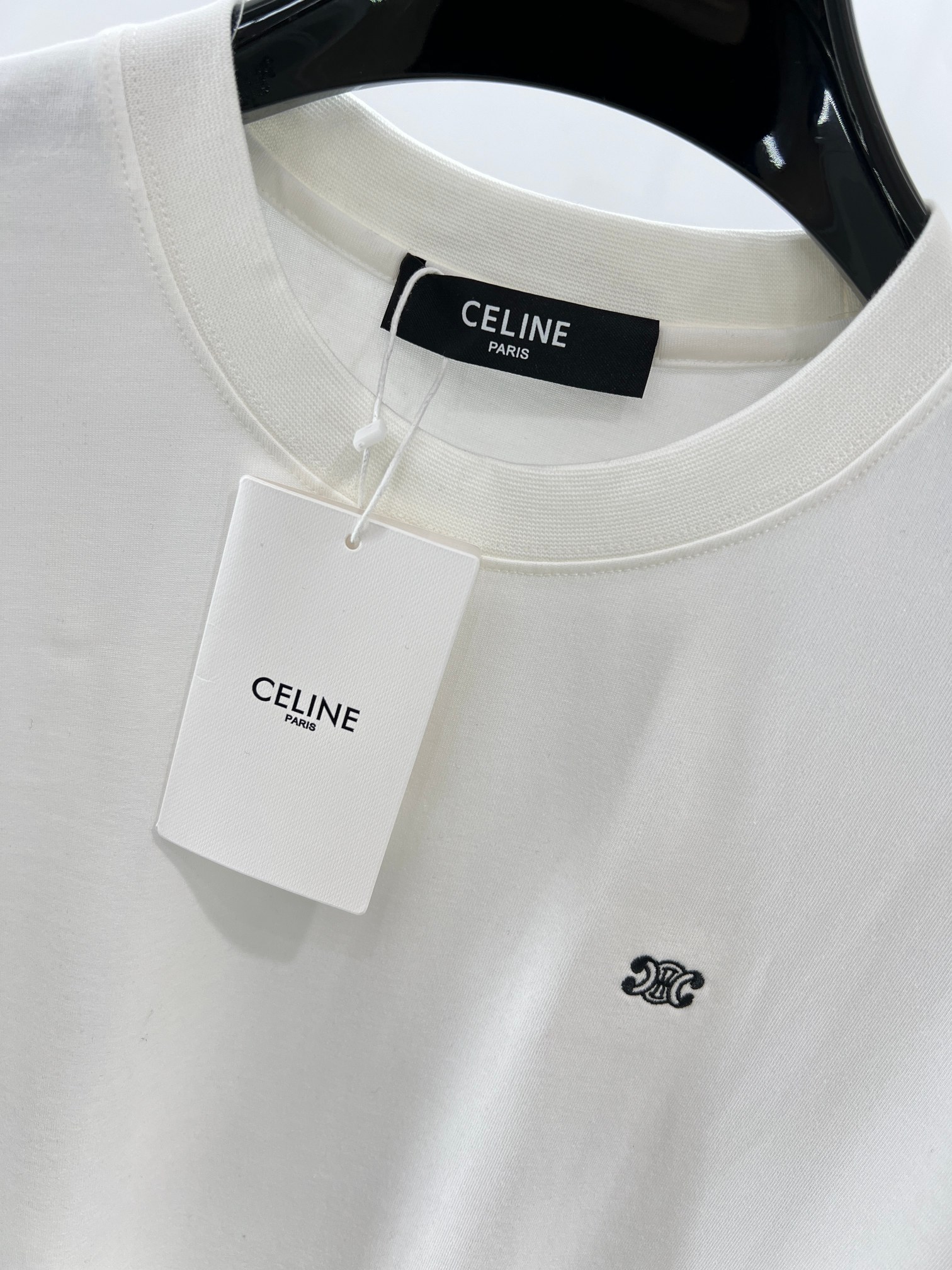  CE凯旋门经典小标刺绣短袖T恤 
 最爱这种经典小标，简简单单的，上身特干净。搭配上更是毫不费力，随意