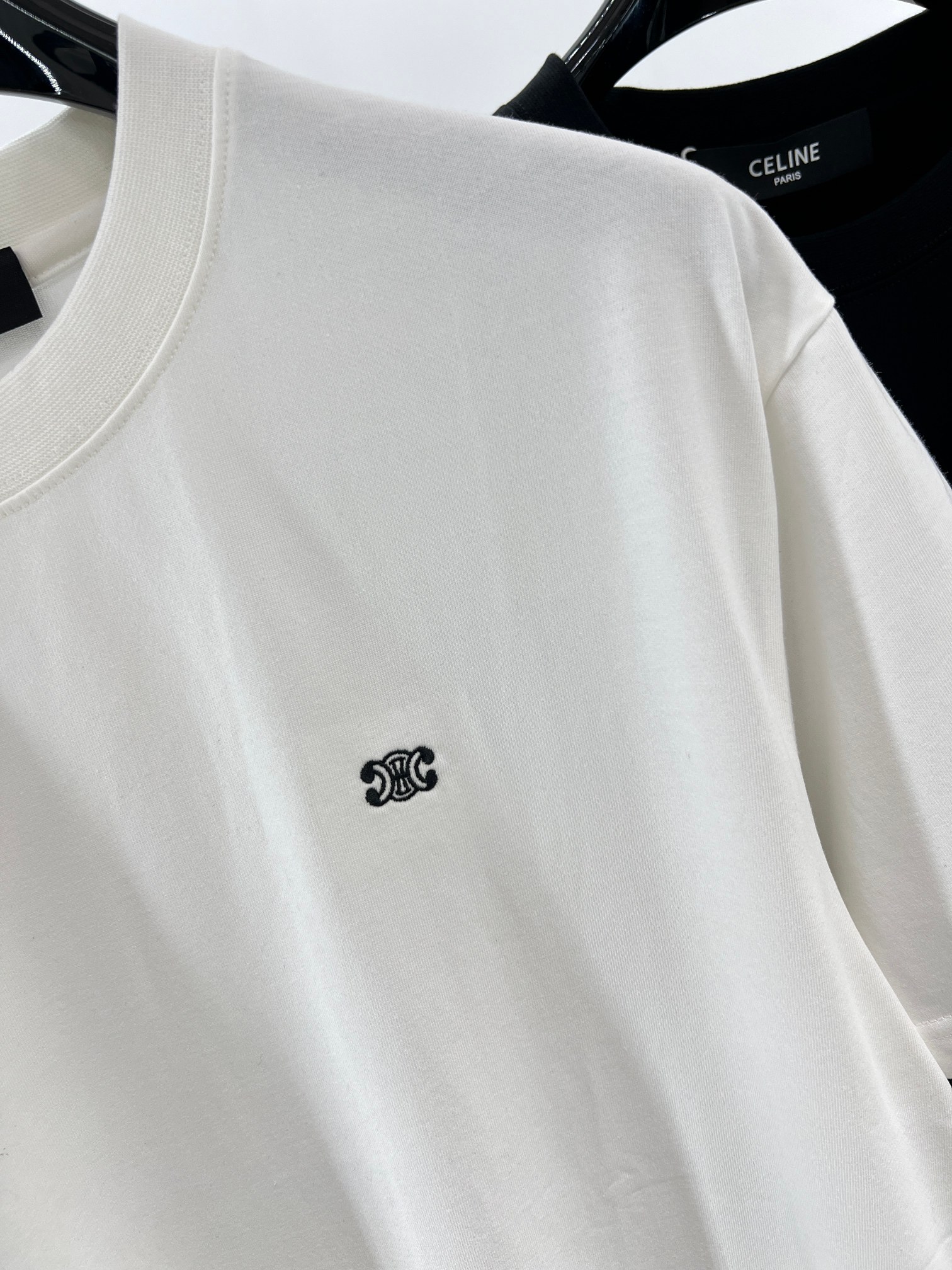  CE凯旋门经典小标刺绣短袖T恤 
 最爱这种经典小标，简简单单的，上身特干净。搭配上更是毫不费力，随意