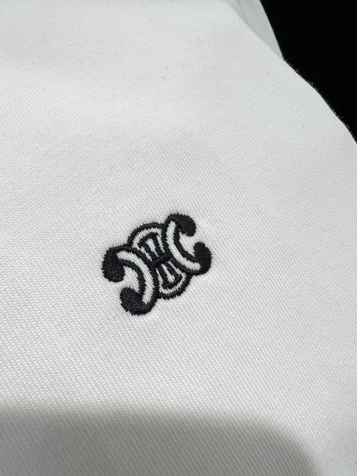  CE凯旋门经典小标刺绣短袖T恤 
 最爱这种经典小标，简简单单的，上身特干净。搭配上更是毫不费力，随意