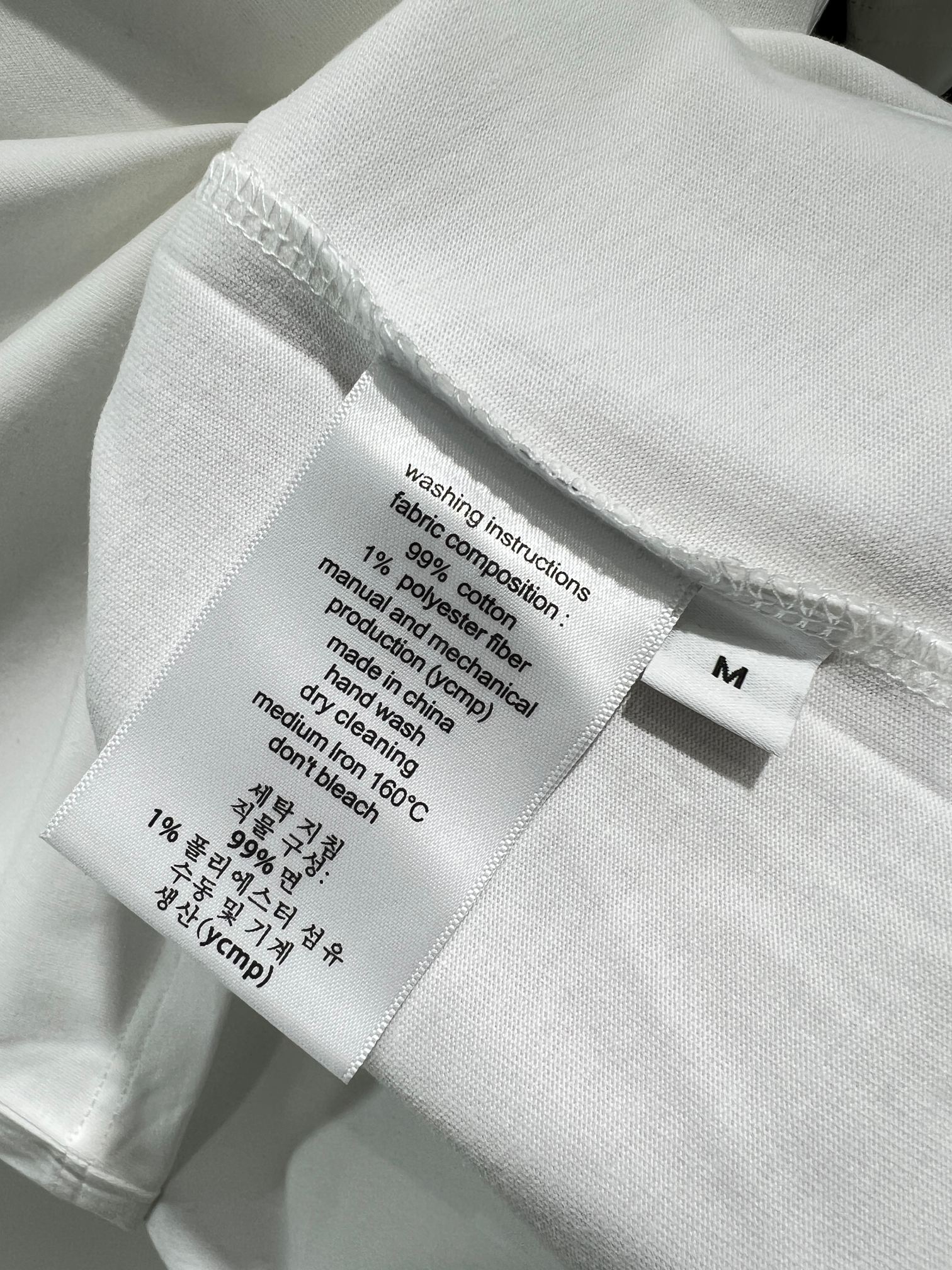  CE凯旋门经典小标刺绣短袖T恤 
 最爱这种经典小标，简简单单的，上身特干净。搭配上更是毫不费力，随意