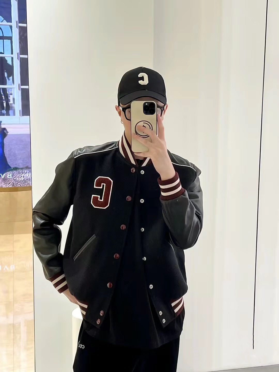 NO:524897,CE leather sleeve baseball uniform jacket uses custom 90 wool nylon blend fabric, and custom viscose fiber on the inside. High-density double weaving process to restore the fabric. The same thickness of men and women, the same style as celebrities, get the celebrity outfit in one second!  Classic design: Passersby turn into male and female gods in one second!  The eye-catching C-shaped design on the chest, and the back is a towel embroidered logo with a letter C, which is simple without losing the brand feel!  The leather sleeves use simulated high-end PU leather, which has a great texture!  The best thing about this splicing design is that it is more gentle than ordinary leather jackets but mature than traditional baseball jackets, so like knitted baseball jackets, the mature and youthful feeling can be matched. A model that is not picky... Highly recommended!  High-end outfit color black Size 44 46 48 50 52 54 56,,jackets & coats,jackets & coats,leather jacket,alexander wang19860909CE皮袖棒球服外套 采用定制90羊毛锦纶混纺面料,内侧采用定制粘胶纤维.高密度双织法工艺 还原面料.男女同款厚度适中,明星同款,一秒get明星穿搭！ 经典设计一秒路人变男神女神！胸前醒目的c字,的设计,背面是一个字母C的毛巾绣LOGO,简单而不失品牌感！ 皮袖采用仿真高端PU皮,质感非常的棒！这样拼接设计很nice最棒的是,它比一般的皮衣夹克更和气但又比传统棒球夹克成熟,所以和针织棒球夹克一样,成熟和青春的感觉都能搭配出来.不挑人的款…强力推荐！高级感穿搭 颜色黑色 尺码44 46 48 50 52 54 56,,jackets & coats,jackets & coats,leather jacket,alexander wang,Men's clothing