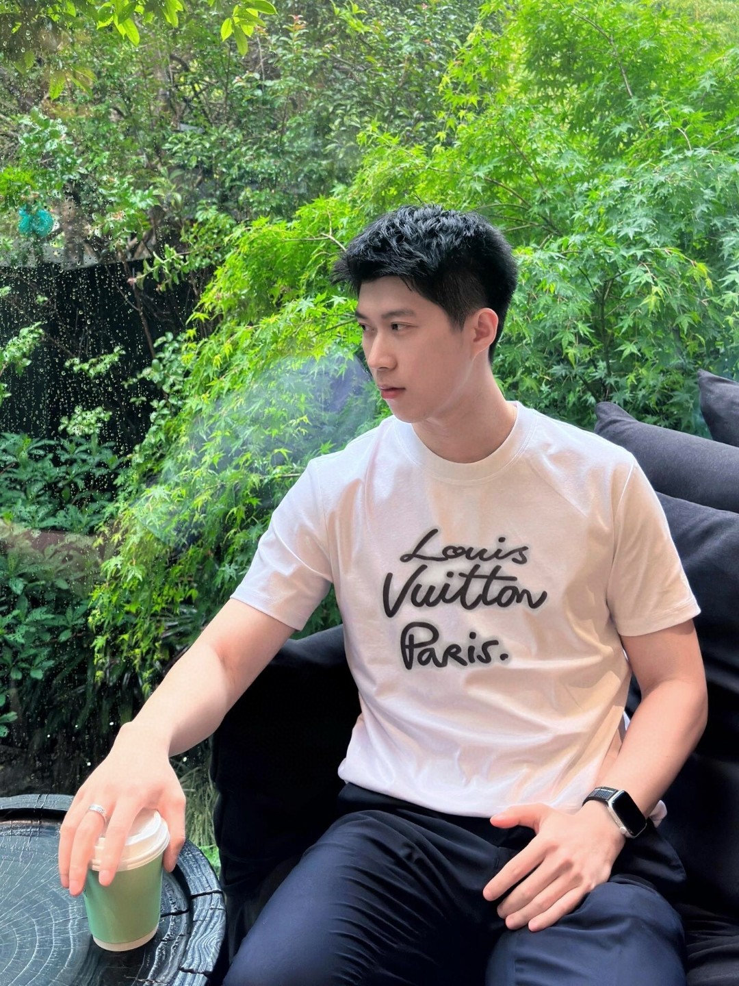  1V霓虹灯印花圆领短袖T恤
双面纯棉质平纹面料，手感细腻润滑、质地紧密，挺括而有弹性的面料，外观整洁细