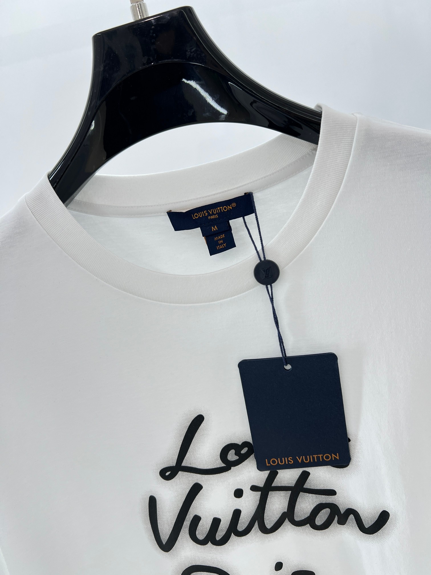  1V霓虹灯印花圆领短袖T恤
双面纯棉质平纹面料，手感细腻润滑、质地紧密，挺括而有弹性的面料，外观整洁细