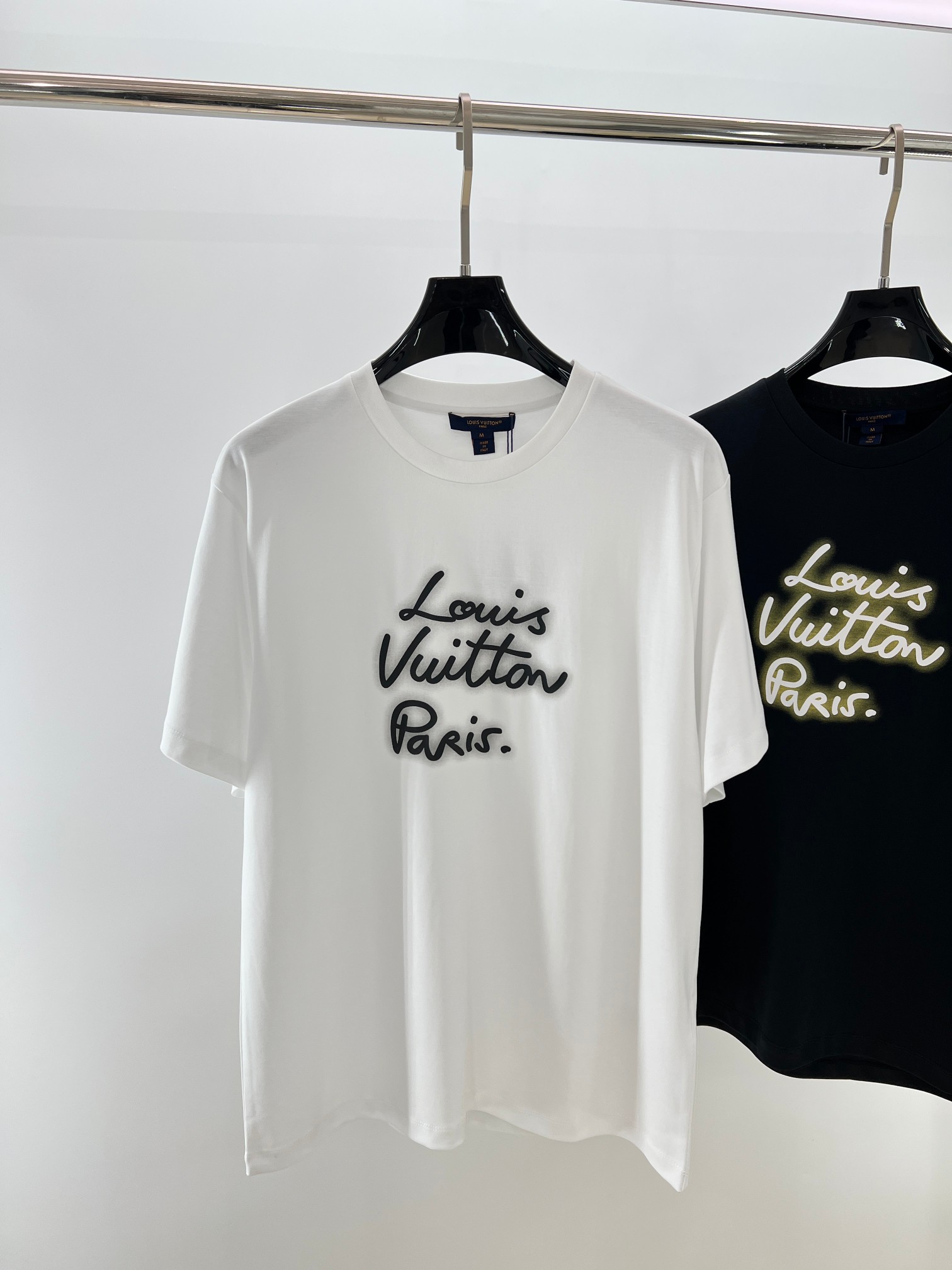  1V霓虹灯印花圆领短袖T恤
双面纯棉质平纹面料，手感细腻润滑、质地紧密，挺括而有弹性的面料，外观整洁细