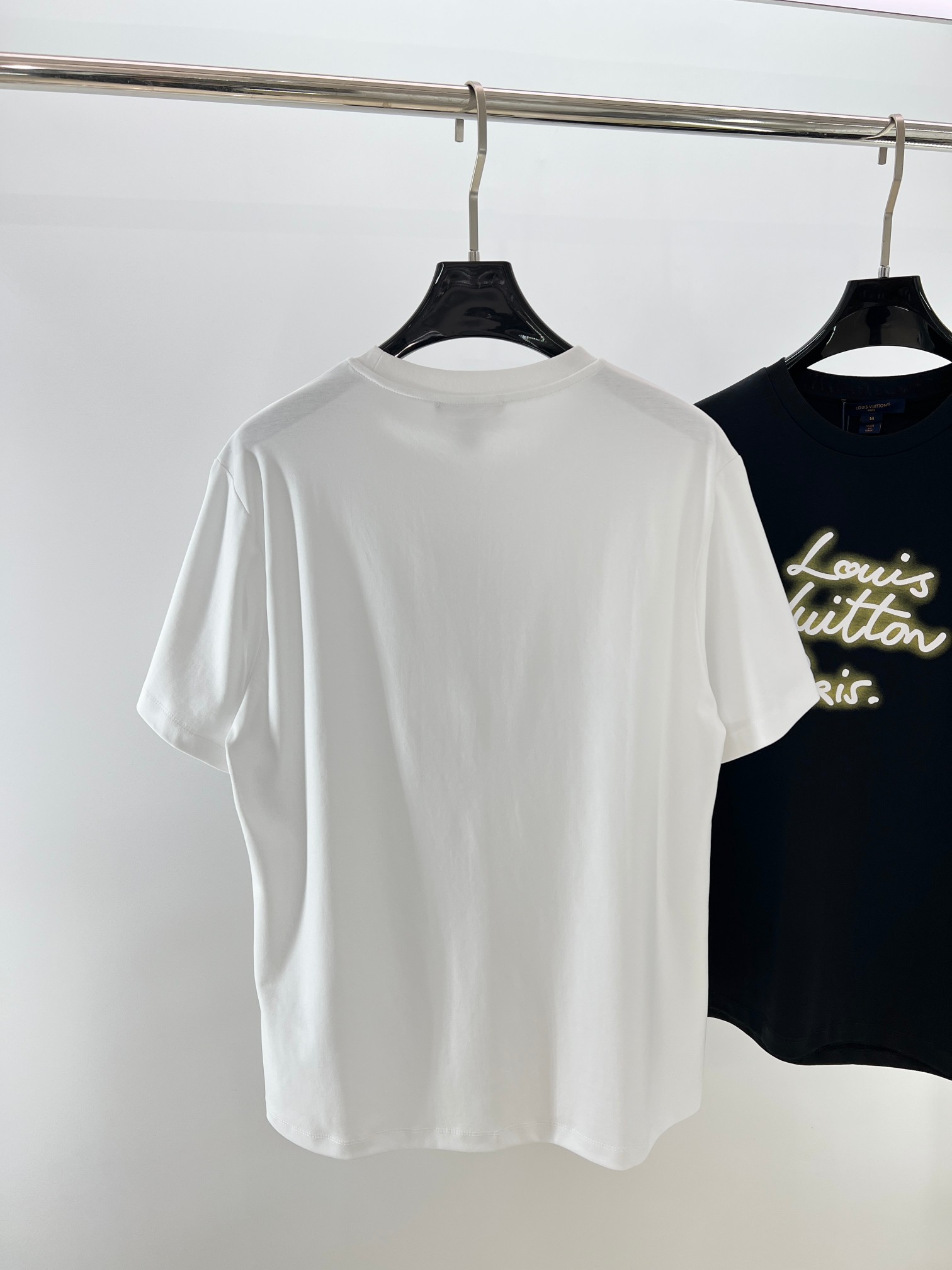  1V霓虹灯印花圆领短袖T恤
双面纯棉质平纹面料，手感细腻润滑、质地紧密，挺括而有弹性的面料，外观整洁细