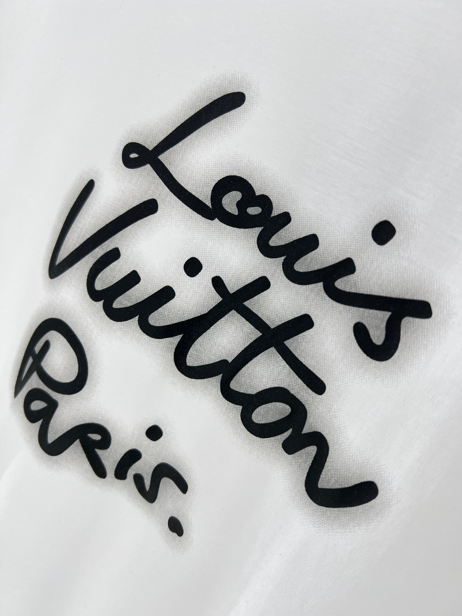  1V霓虹灯印花圆领短袖T恤
双面纯棉质平纹面料，手感细腻润滑、质地紧密，挺括而有弹性的面料，外观整洁细