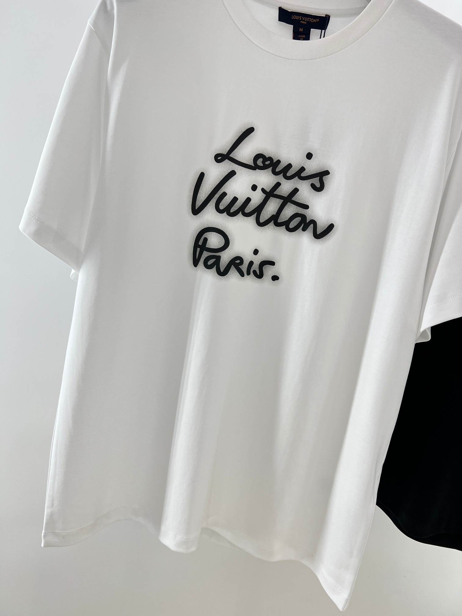  1V霓虹灯印花圆领短袖T恤
双面纯棉质平纹面料，手感细腻润滑、质地紧密，挺括而有弹性的面料，外观整洁细