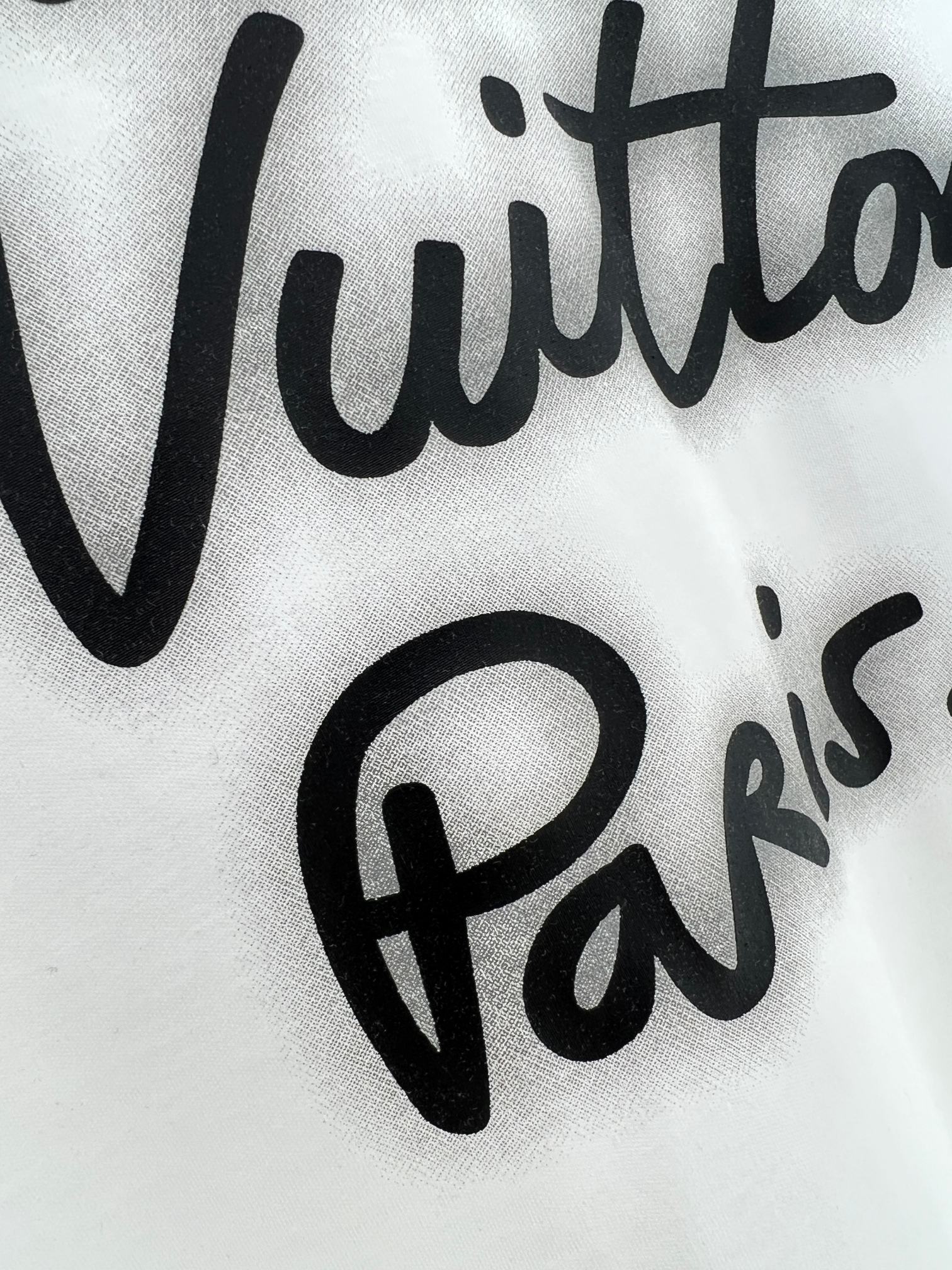  1V霓虹灯印花圆领短袖T恤
双面纯棉质平纹面料，手感细腻润滑、质地紧密，挺括而有弹性的面料，外观整洁细