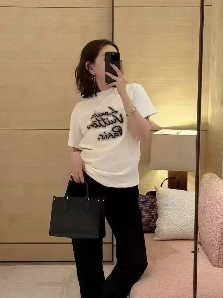  1V霓虹灯印花圆领短袖T恤
双面纯棉质平纹面料，手感细腻润滑、质地紧密，挺括而有弹性的面料，外观整洁细