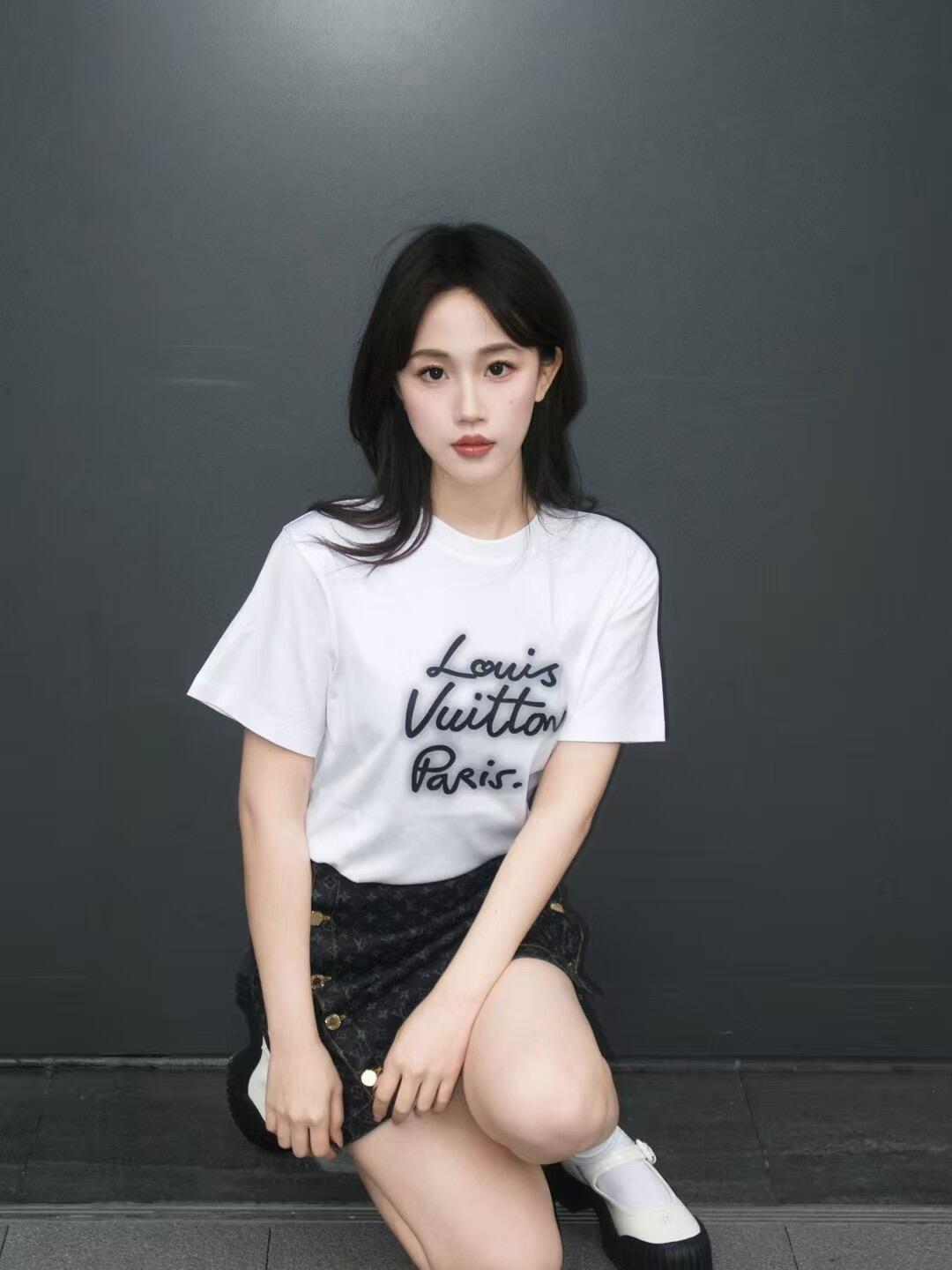  1V霓虹灯印花圆领短袖T恤
双面纯棉质平纹面料，手感细腻润滑、质地紧密，挺括而有弹性的面料，外观整洁细