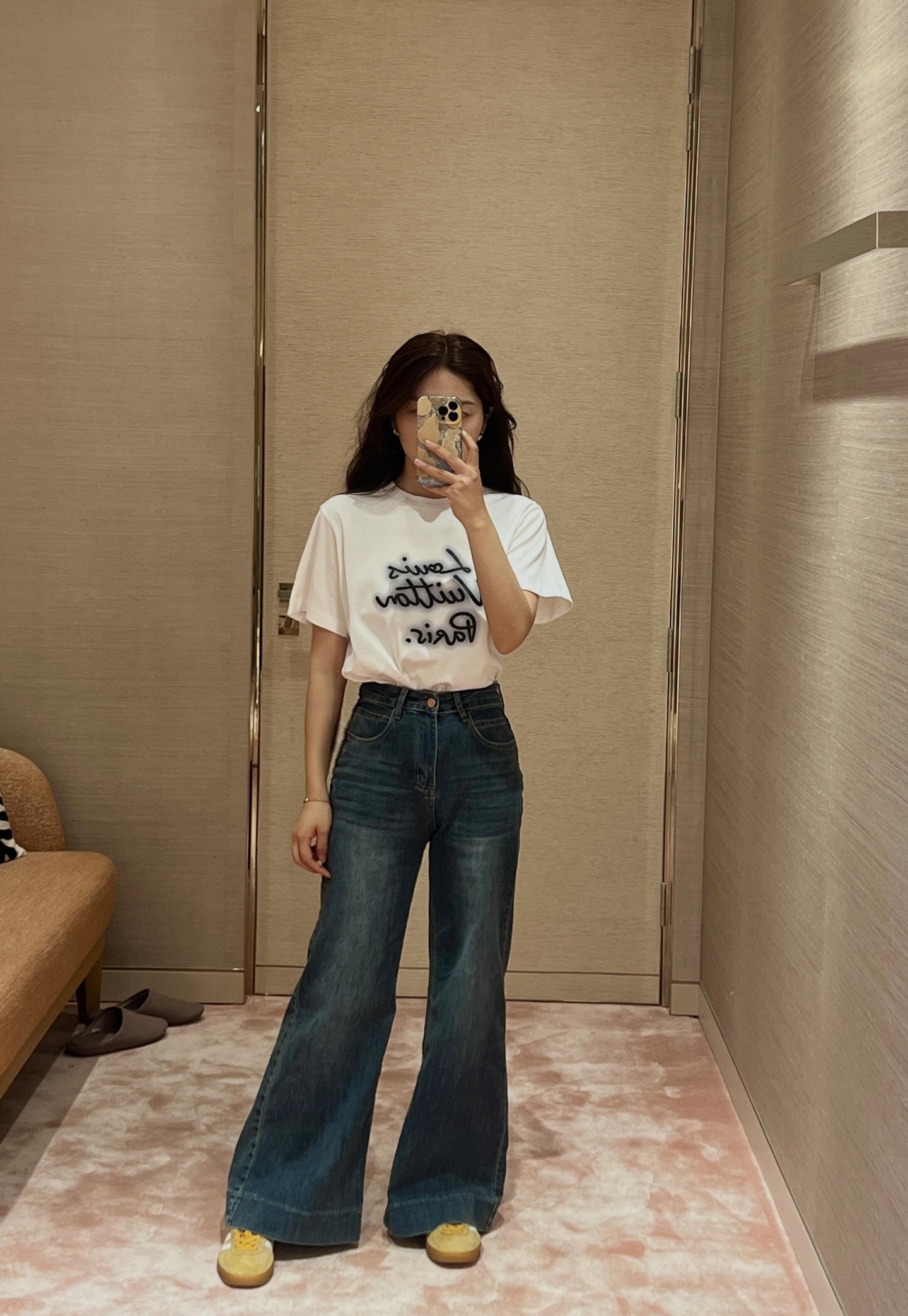  1V霓虹灯印花圆领短袖T恤
双面纯棉质平纹面料，手感细腻润滑、质地紧密，挺括而有弹性的面料，外观整洁细