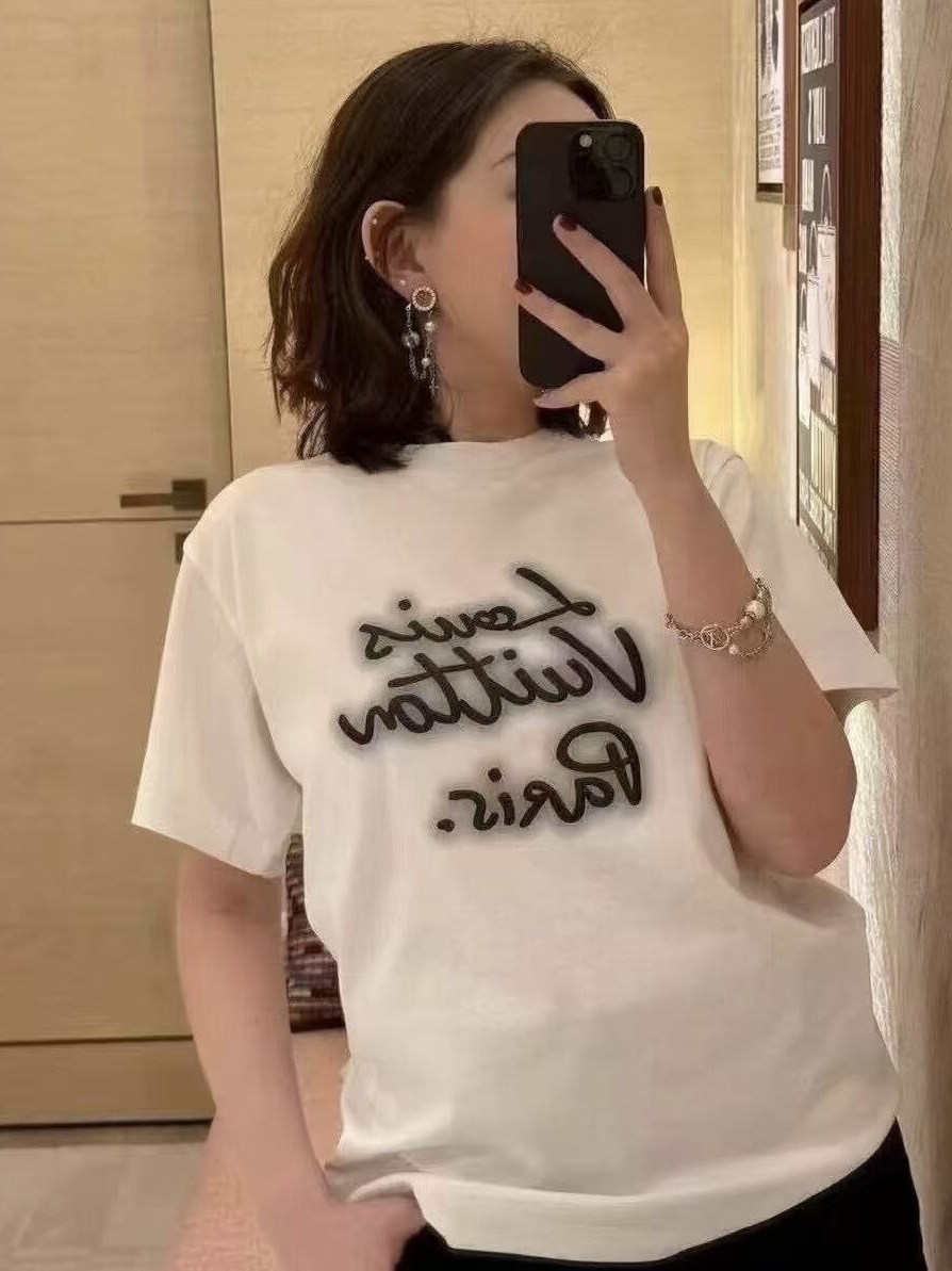  1V霓虹灯印花圆领短袖T恤
双面纯棉质平纹面料，手感细腻润滑、质地紧密，挺括而有弹性的面料，外观整洁细