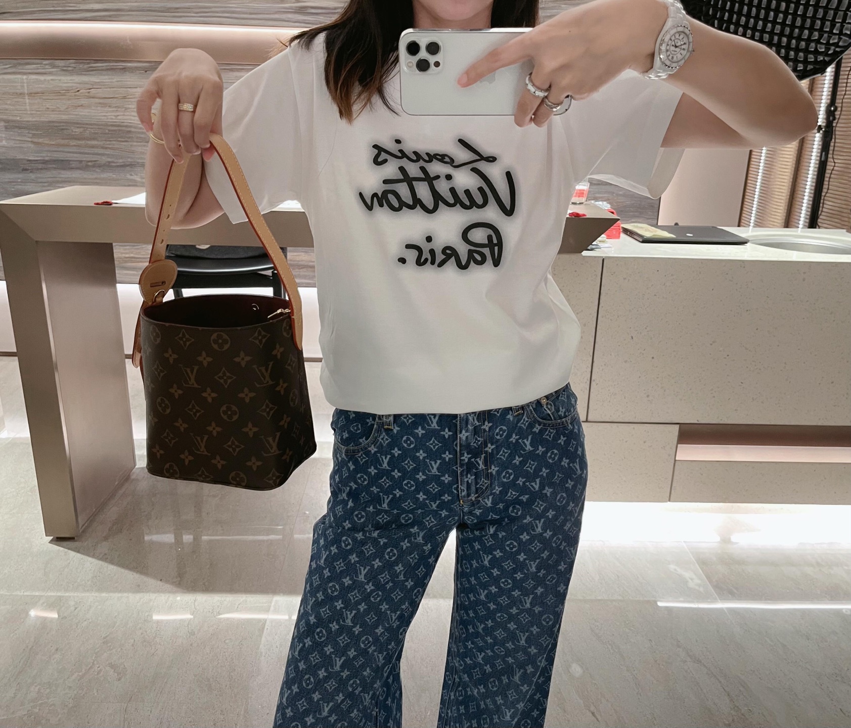  1V霓虹灯印花圆领短袖T恤
双面纯棉质平纹面料，手感细腻润滑、质地紧密，挺括而有弹性的面料，外观整洁细