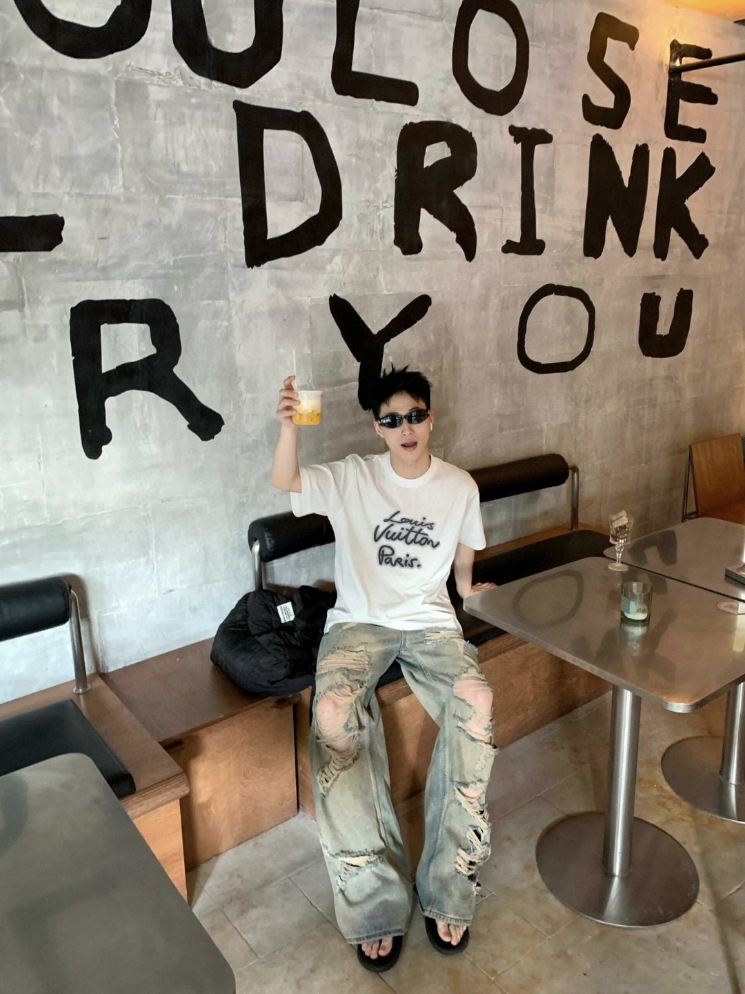  1V霓虹灯印花圆领短袖T恤
双面纯棉质平纹面料，手感细腻润滑、质地紧密，挺括而有弹性的面料，外观整洁细