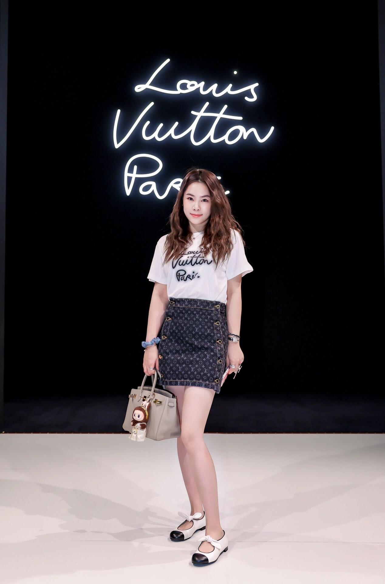  1V霓虹灯印花圆领短袖T恤
双面纯棉质平纹面料，手感细腻润滑、质地紧密，挺括而有弹性的面料，外观整洁细