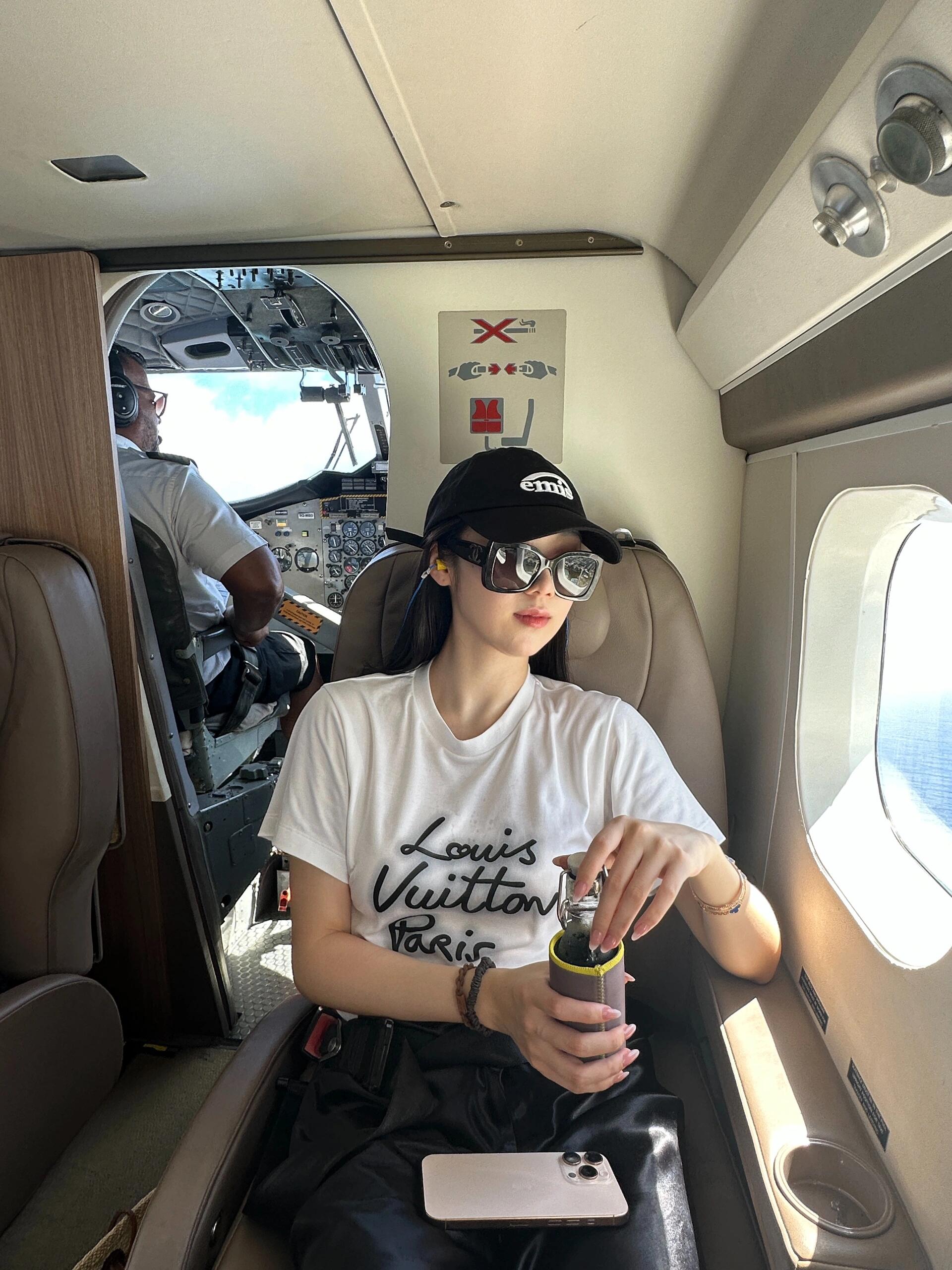  1V霓虹灯印花圆领短袖T恤
双面纯棉质平纹面料，手感细腻润滑、质地紧密，挺括而有弹性的面料，外观整洁细