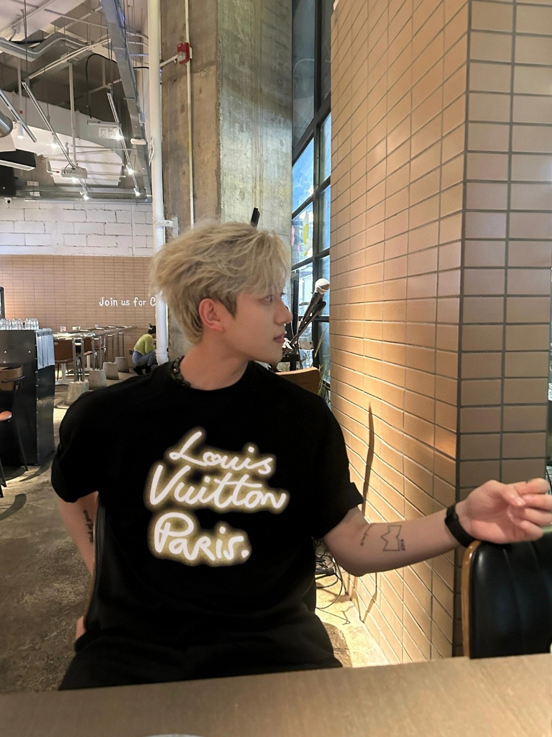  1V霓虹灯印花圆领短袖T恤
双面纯棉质平纹面料，手感细腻润滑、质地紧密，挺括而有弹性的面料，外观整洁细