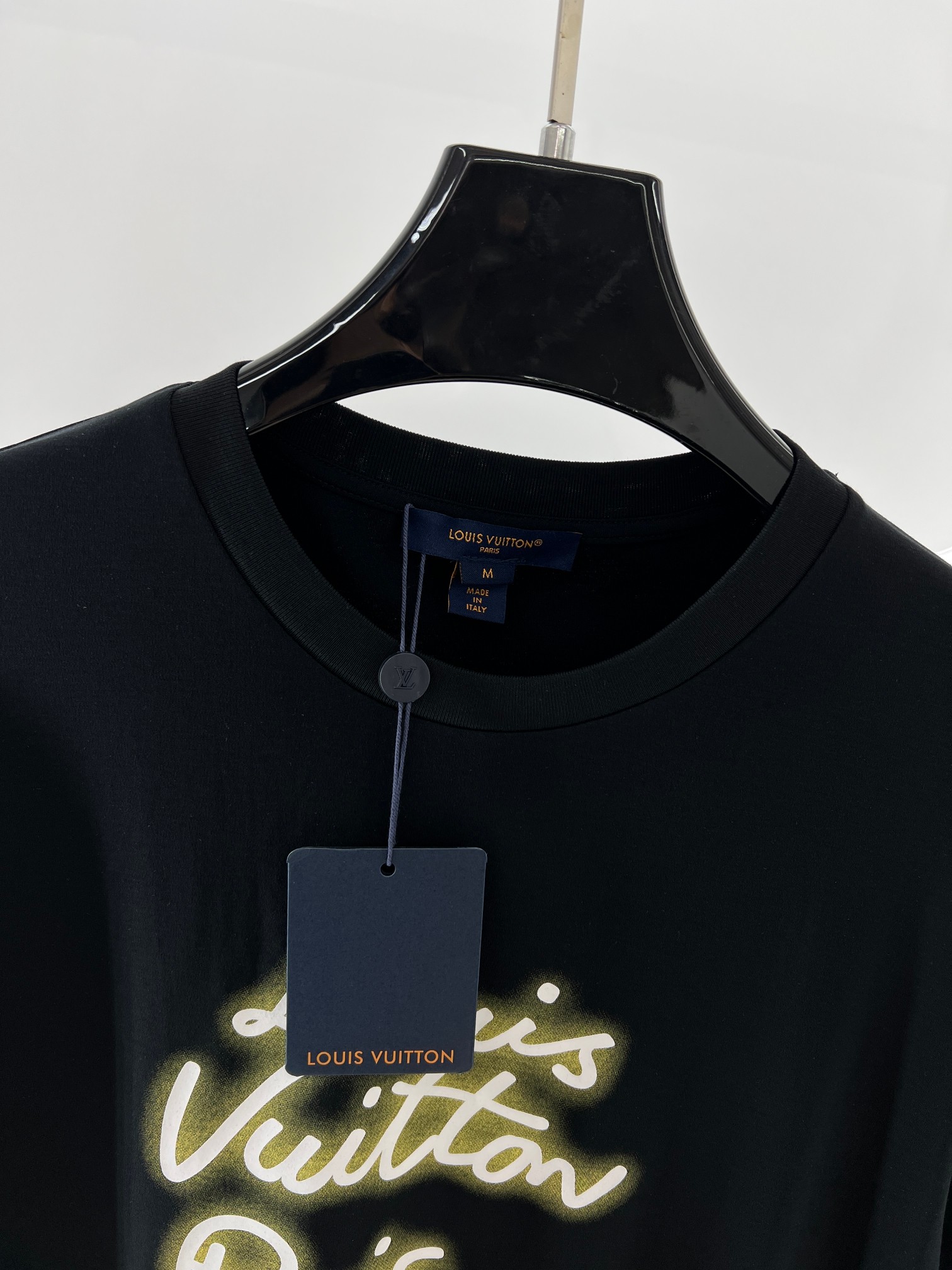  1V霓虹灯印花圆领短袖T恤
双面纯棉质平纹面料，手感细腻润滑、质地紧密，挺括而有弹性的面料，外观整洁细