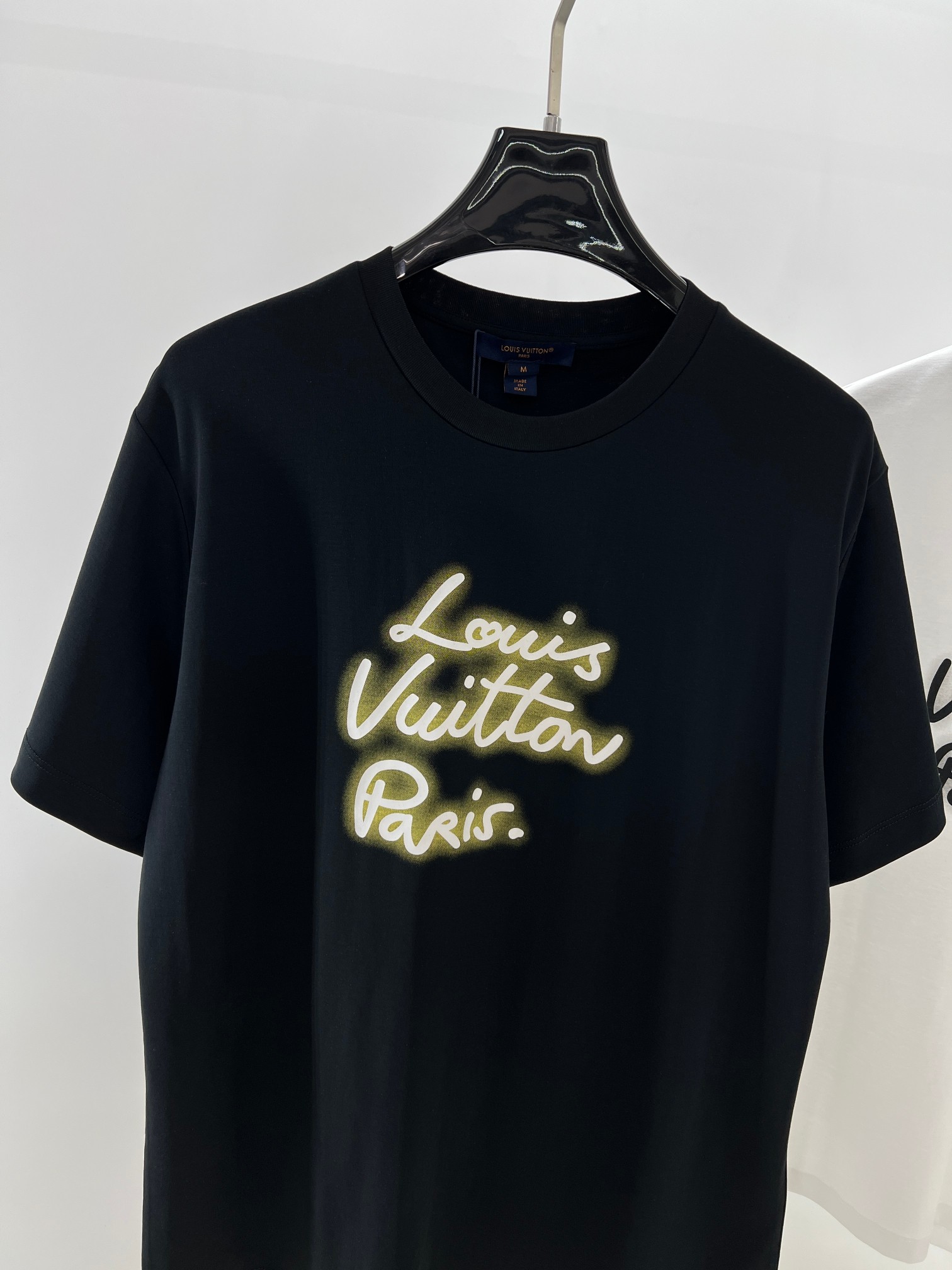  1V霓虹灯印花圆领短袖T恤
双面纯棉质平纹面料，手感细腻润滑、质地紧密，挺括而有弹性的面料，外观整洁细