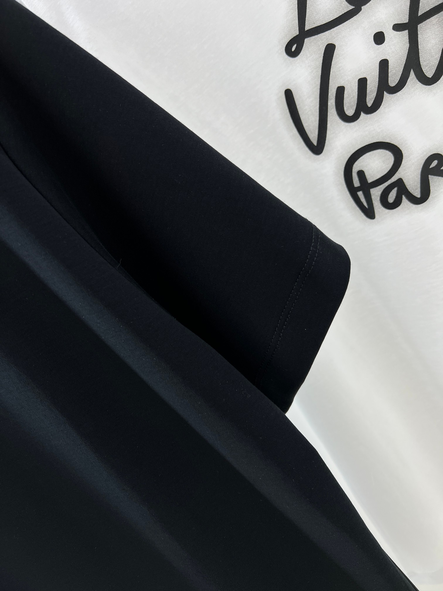  1V霓虹灯印花圆领短袖T恤
双面纯棉质平纹面料，手感细腻润滑、质地紧密，挺括而有弹性的面料，外观整洁细