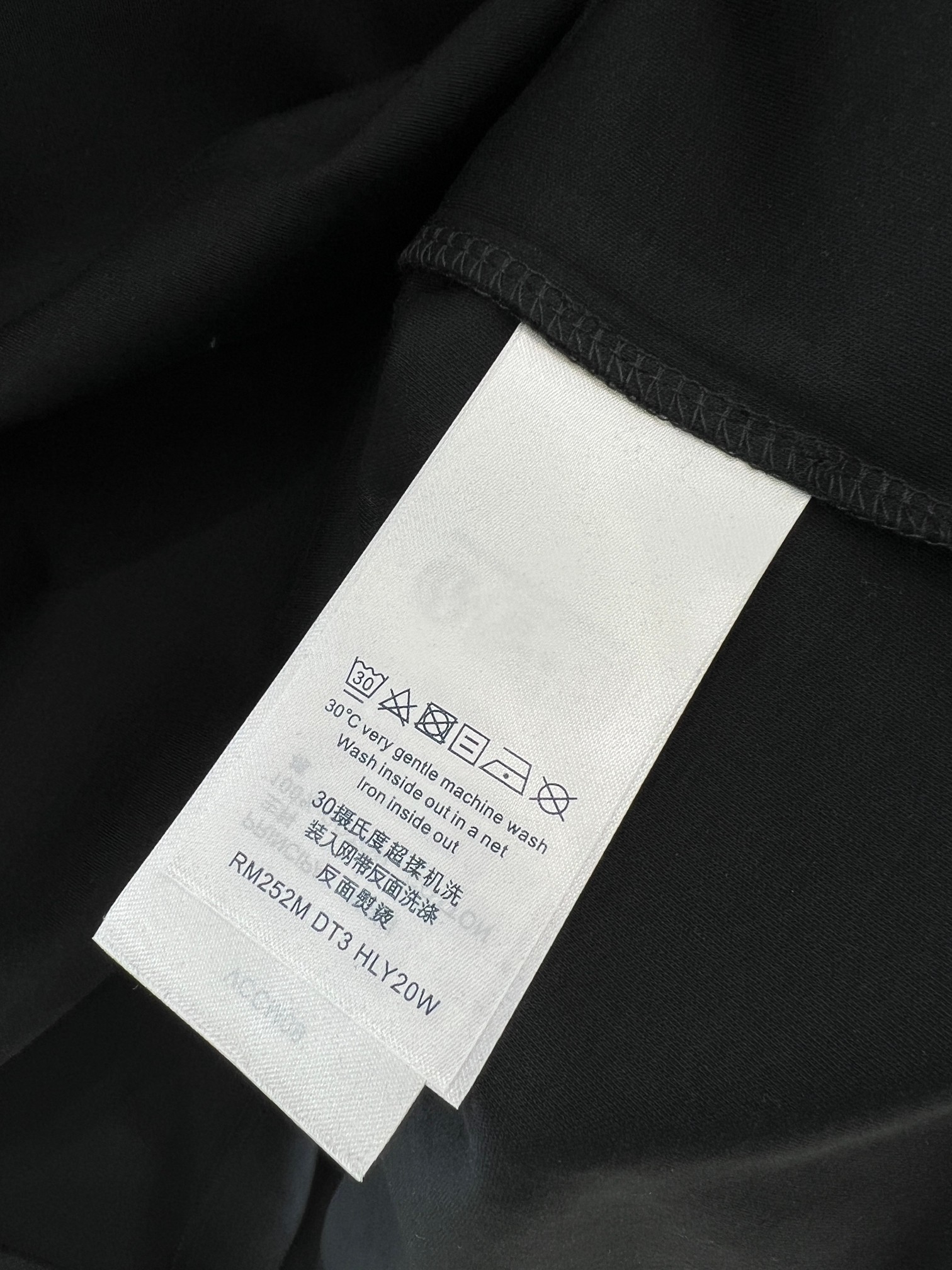  1V霓虹灯印花圆领短袖T恤
双面纯棉质平纹面料，手感细腻润滑、质地紧密，挺括而有弹性的面料，外观整洁细