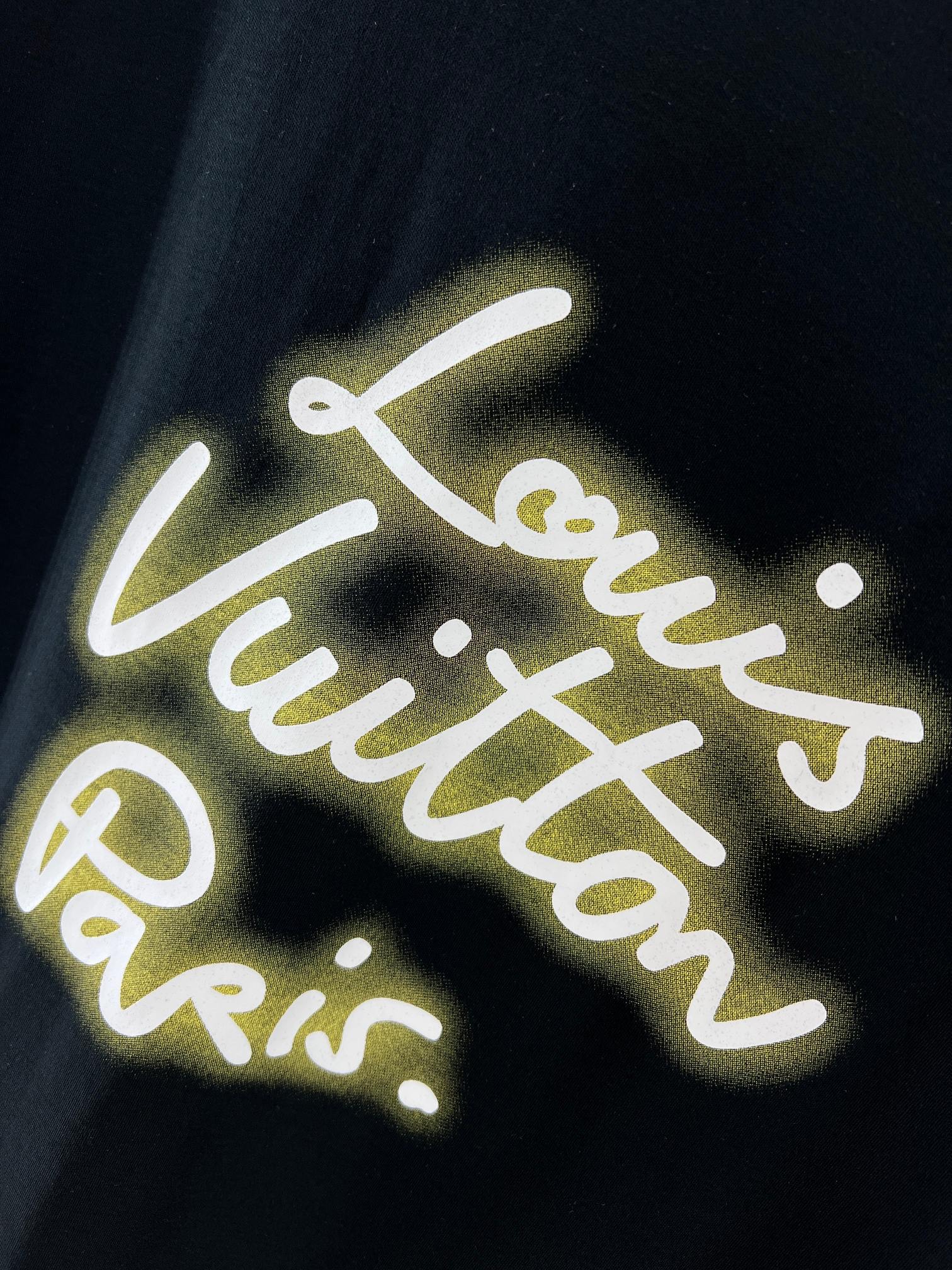  1V霓虹灯印花圆领短袖T恤
双面纯棉质平纹面料，手感细腻润滑、质地紧密，挺括而有弹性的面料，外观整洁细