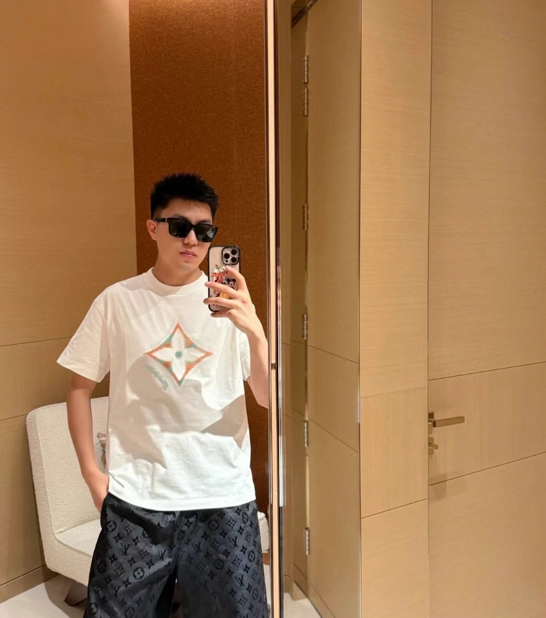 NO:428567,1V 2025ss MONOGRAM Flower 3D Gradient Print Short Sleeve T-shirt This T-shirt is made of bright 3DMonogram flowers on the chest, and then the brand identity is indicated by the handwritten Louis Vuitton logo. The Marque 1Vuitton Déposée tag is placed on the back of the house, and the exquisite brushstrokes can easily upgrade the daily shape. Color white Size XS-L Exclusive,,louis vuitton,T-shirt,tees,t-shirt,alexander wang198609091V 2025ss MONOGRAM 花卉3D 渐变印花短袖T恤 本款T恤为胸前融入明丽3DMonogram花卉,再以手写体路易威登标识点明品牌身份.Marque 1Vuitton Déposée标签栖身后部,考究笔触可轻松升级日常造型 颜色白色 尺码XS-L 独家专供,,louis vuitton,T-shirt,tees，t-shirt,alexander wang,Men's clothing